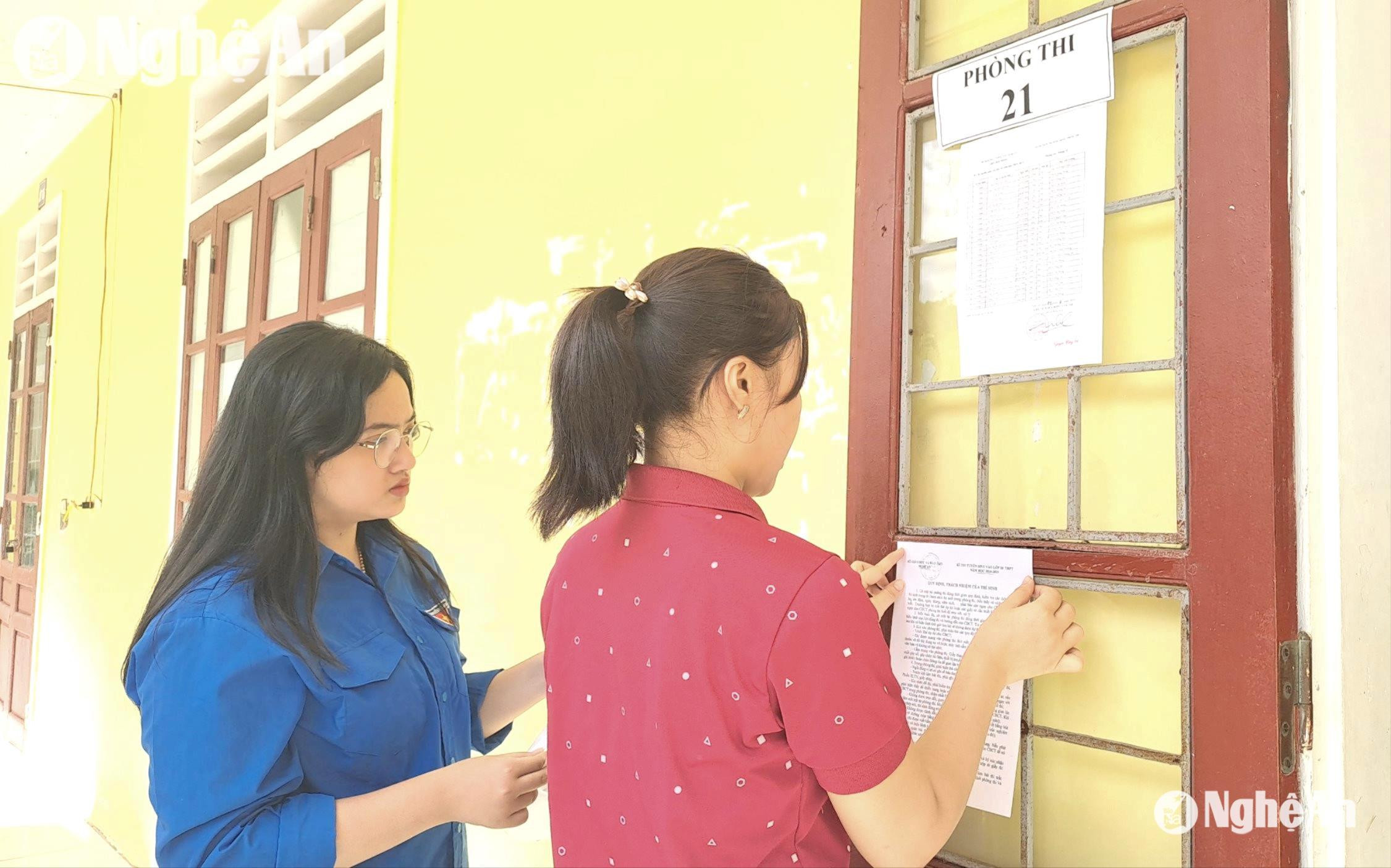Trường THPT Quế Phong niêm yết danh sách thí sinh tại các phòng thi. Ảnh: Chiến Thắng