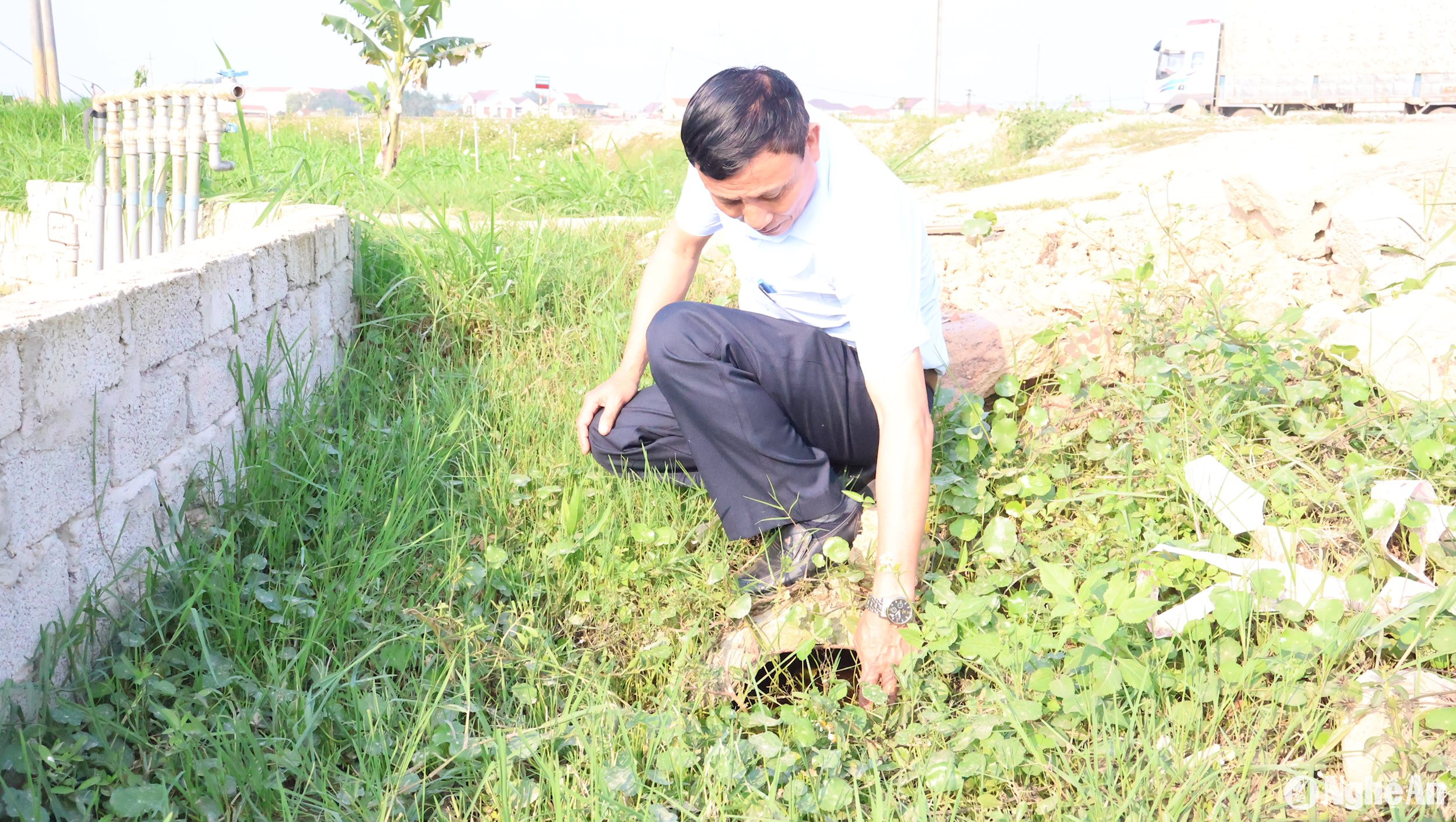 Ông Hồ Diên Vỹ, Phó Chủ tịch UBND xã Quỳnh Minh (Quỳnh Lưu) cho biết, cống thoát nước quá nhỏ nên không đáp ứng việc tiêu thoát nước cho vùng sản xuất rau màu. Ảnh Việt Hùng