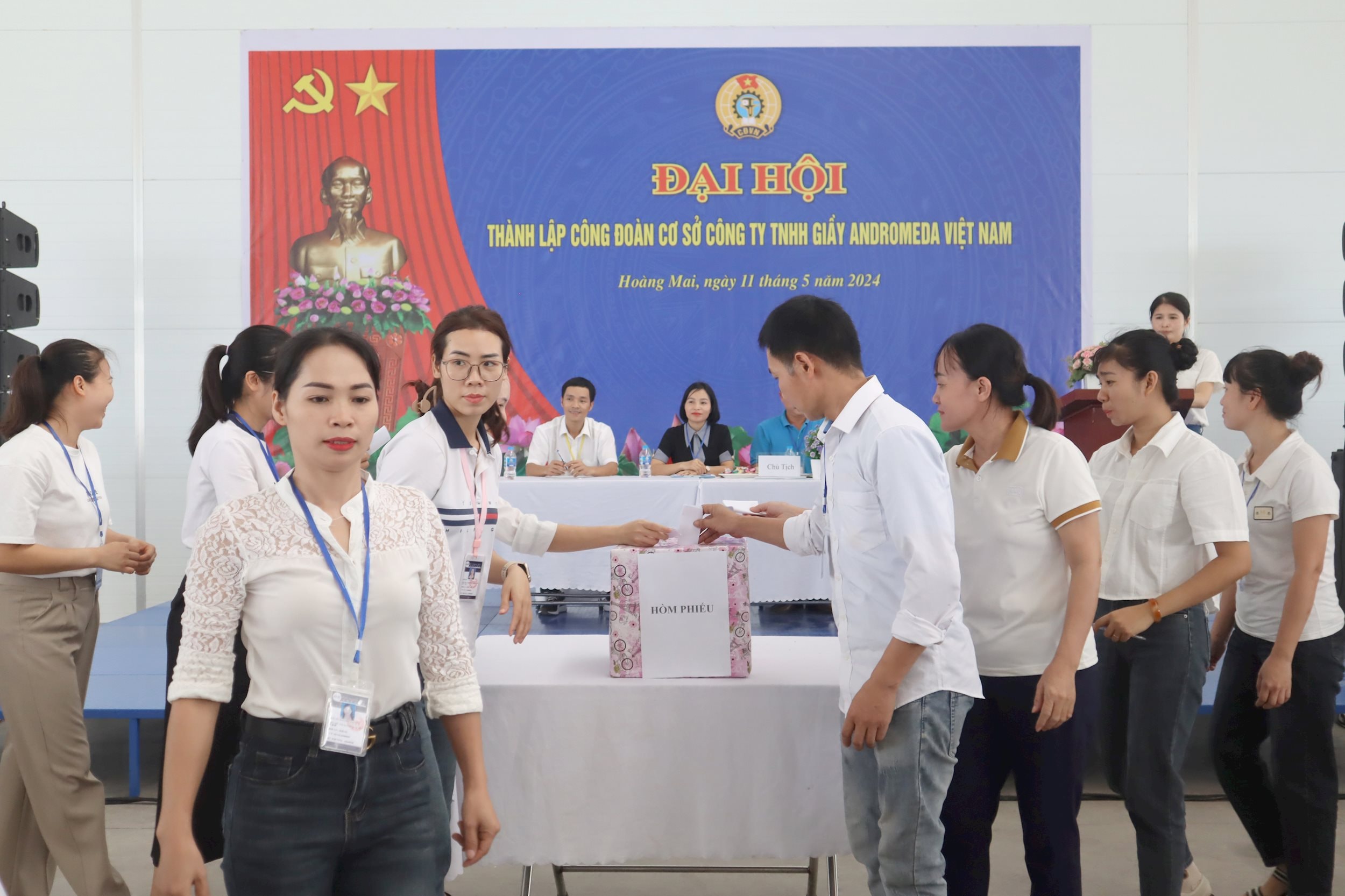 Công nhân, lao động bỏ phiếu bầu Ban Chấp hành Công đoàn trong Đại hội thành lập Công đoàn cơ sở Hoàng Mai 1. Ảnh: Diệp Thanh
