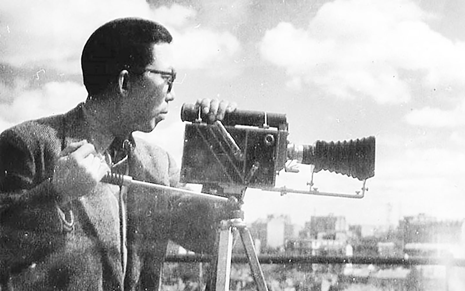 Họa sĩ Mai Trung Thứ quay phim trong chuyến thăm của Chủ tịch Hồ Chí Minh và phái đoàn Việt Nam tại Pháp năm 1946.