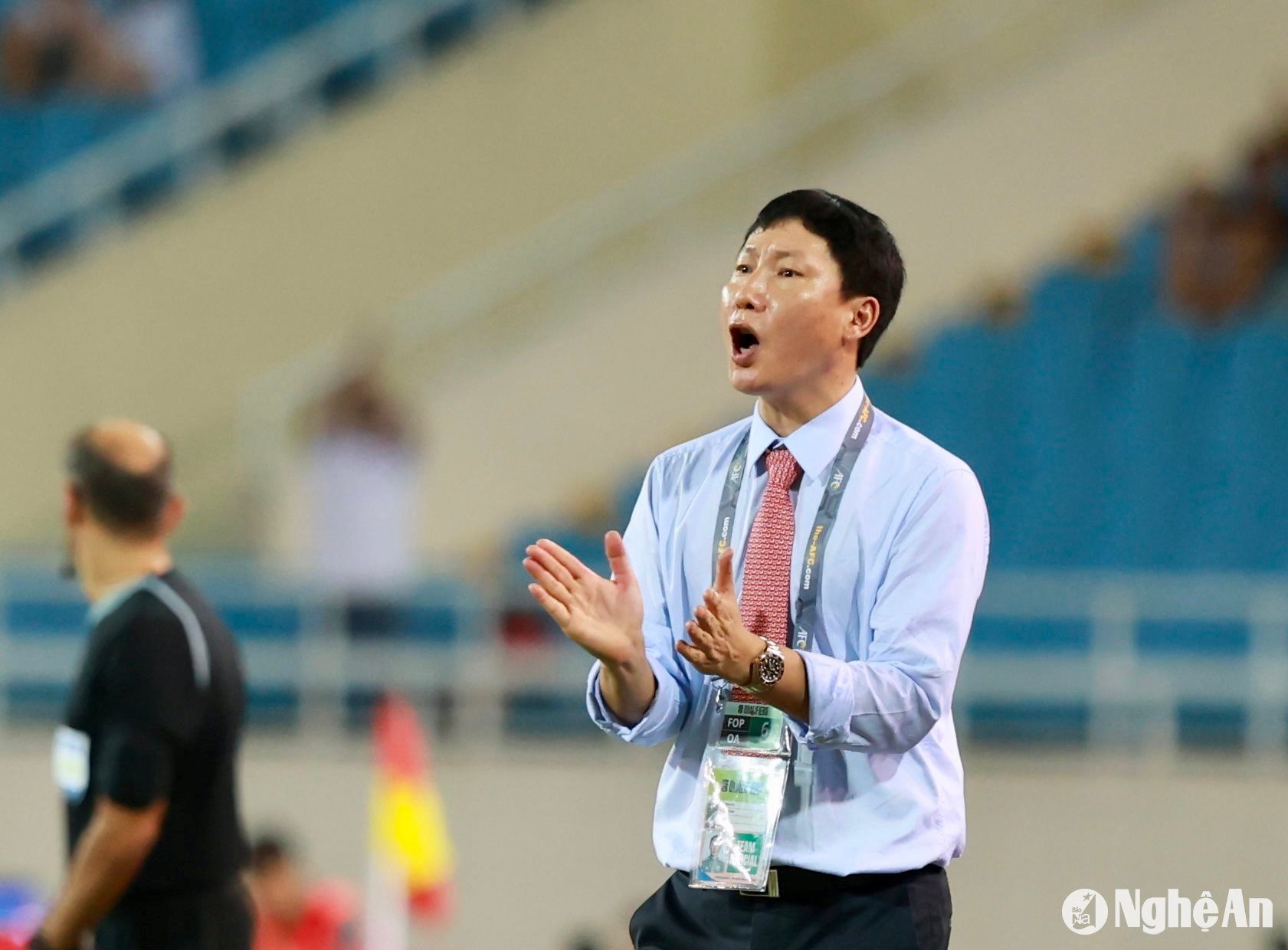 Sau 45 phút đầu tiên chơi chưa đúng với kỳ vọng, huấn luyện viên Kim Sang-sik đã quyết định đưa Phan Tuấn Tài vào thay Khuất Văn Khang thi đấu ở vị trí hậu vệ tấn công cánh trái. Sự điều chỉnh này giúp cho khả năng tấn công bên cánh trái của Việt Nam thay đổi nhiều so với hiệp một.