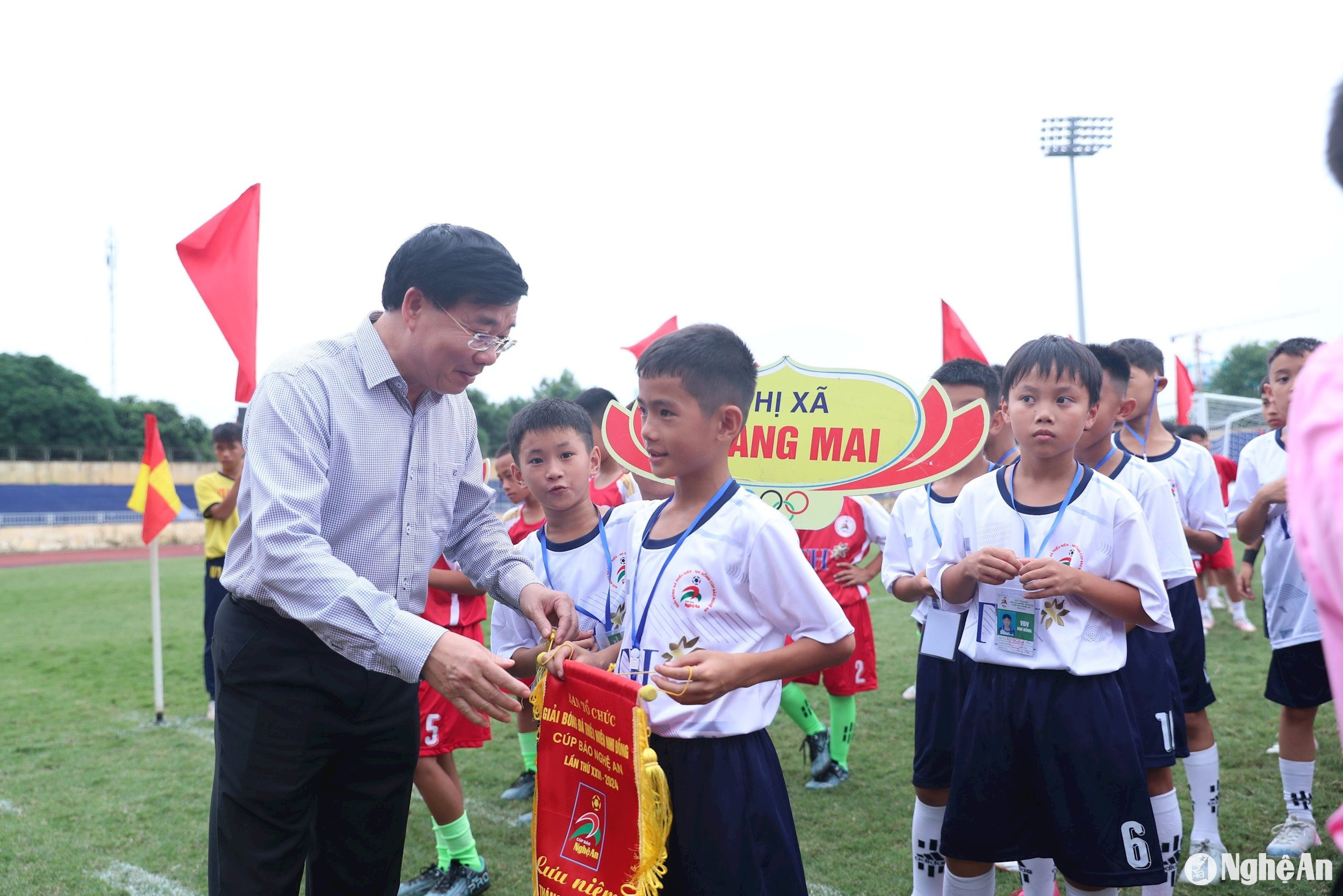 Đồng chí Nguyễn Văn Thông - Phó Bí thư Thường trực Tỉnh uỷ tặng Cờ lưu niệm cho các đội bóng dự giải. Ảnh: Đức Anh