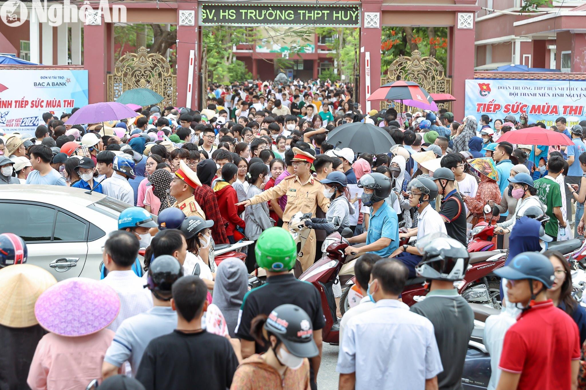 Thí sinh tại điểm thi Trường THPT Huỳnh Thúc Kháng. Đây là hội đồng thi có số lượng thí sinh dự thi đông nhất với gần 1.600 em. Hội đồng thi này phải chia làm 2 điểm thi. Năm nay, trường có 810 chỉ tiêu vào lớp 10 công lập, tăng chỉ tiêu thêm 3 lớp so với các năm trước. Tuy nhiên, tỷ lệ trúng tuyển của trường chỉ 54%. Điểm thi này quy tụ những thí sinh có học lực tốt nhất trên địa bàn thành phố Vinh. Mỗi năm có khoảng 500 thí sinh tham gia điểm thi này s