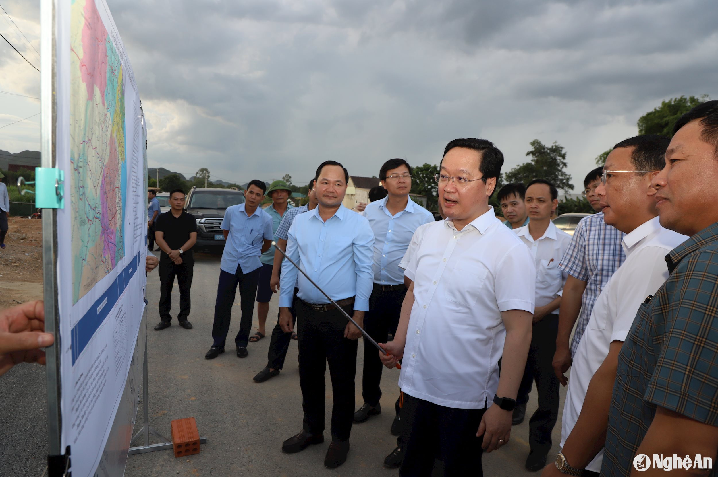 Chủ tịch UBND tỉnh Nguyễn Đức Trung kiểm tra, chỉ đạo công tác giải phóng mặt bằng dự án đường N5 kéo dài. Ảnh Phạm Bằng