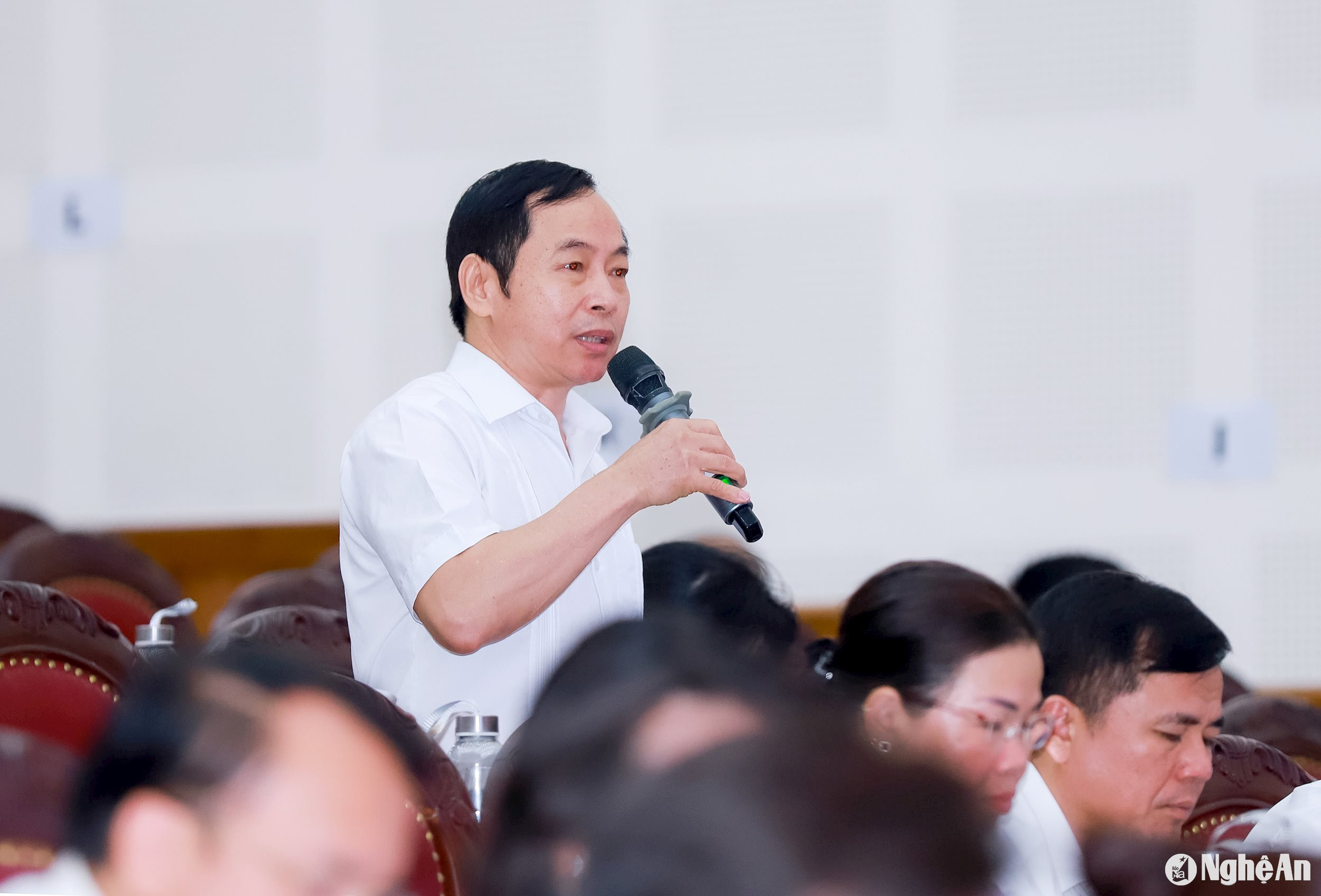Đại biểu Lê Đình lý - Ủy viên Ban Chấp hành Đảng bộ tỉnh, Phó Trưởng ban Tổ chức Tỉnh ủy, Tổ đại biểu thành phố Vinh phát biểu thảo luận về dự thảo Nghị quyết về việc tán thành chủ trương sắp xếp các đơn vị hành chính cấp xã trên địa bàn tỉnh Nghệ An, giai đoạn 2023 - 2025.