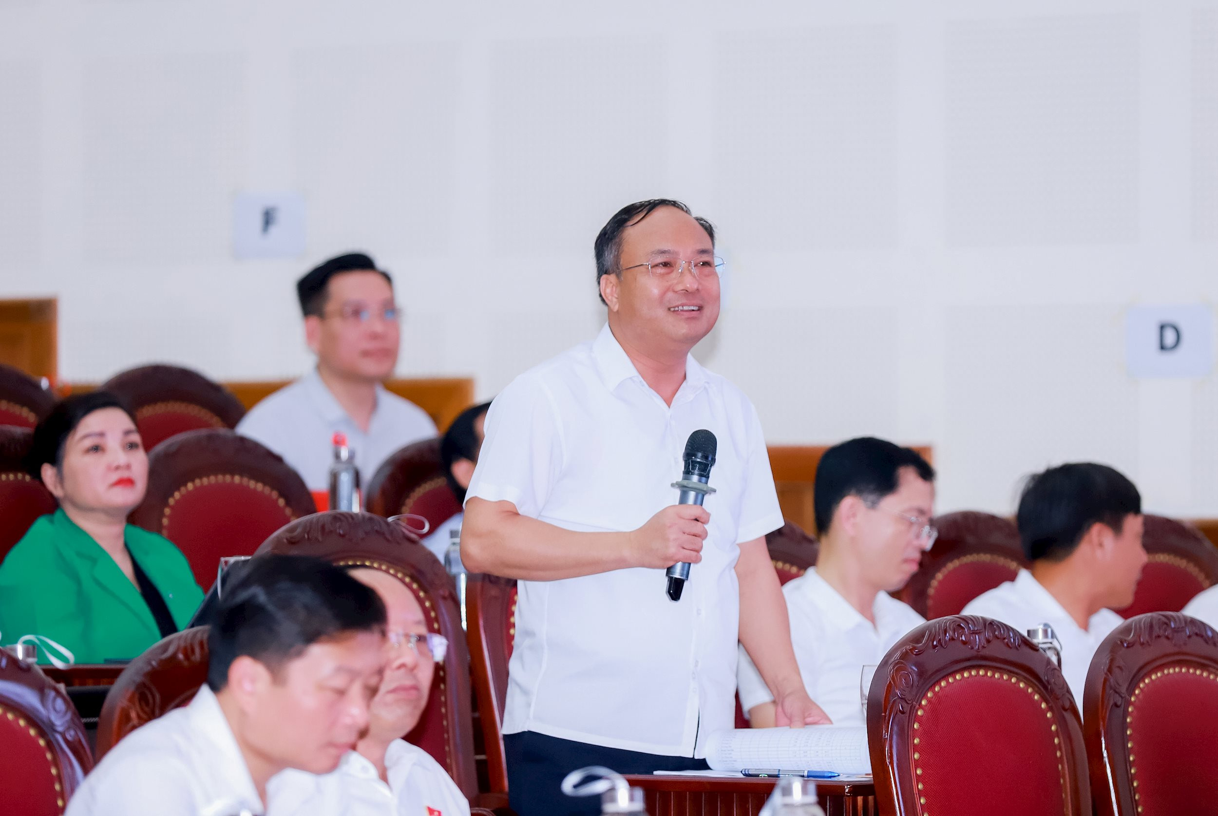 Giám đốc Sở Nội vụ Nghệ An Nguyễn Viết Hưng trả lời ý kiến thảo luận của đại biểu về một số nội dung trong dự thảo Nghị quyết về việc tán thành chủ trương sắp xếp các đơn vị hành chính cấp xã trên địa bàn tỉnh Nghệ An, giai đoạn 2023 - 2025. Ảnh: Thành Duy
