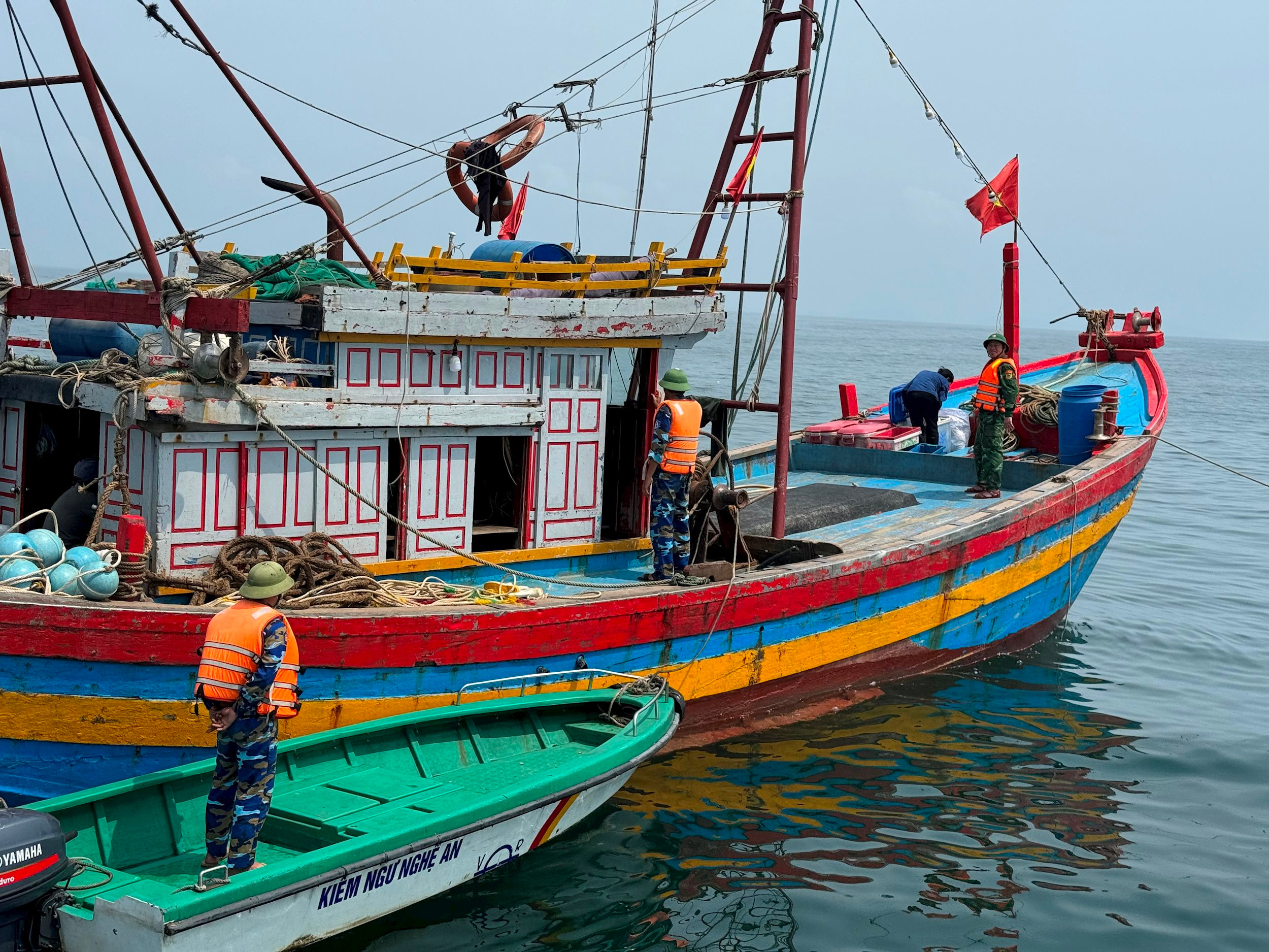 Lực lượng liên ngành tiếp cận tàu cá đánh bắt trên biển để kiểm tra hành chính. Ảnh: Nguyễn Hải