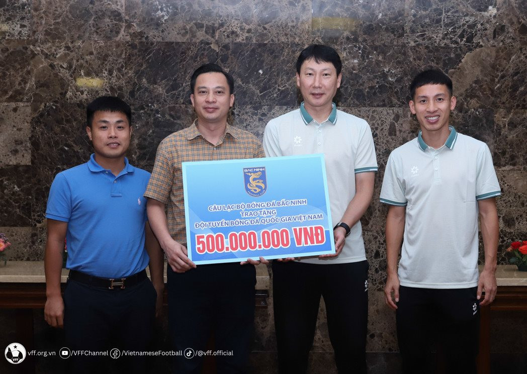 Tuyển Việt Nam nhận thưởng nóng của CLB Bắc Ninh. Ảnh: VFF