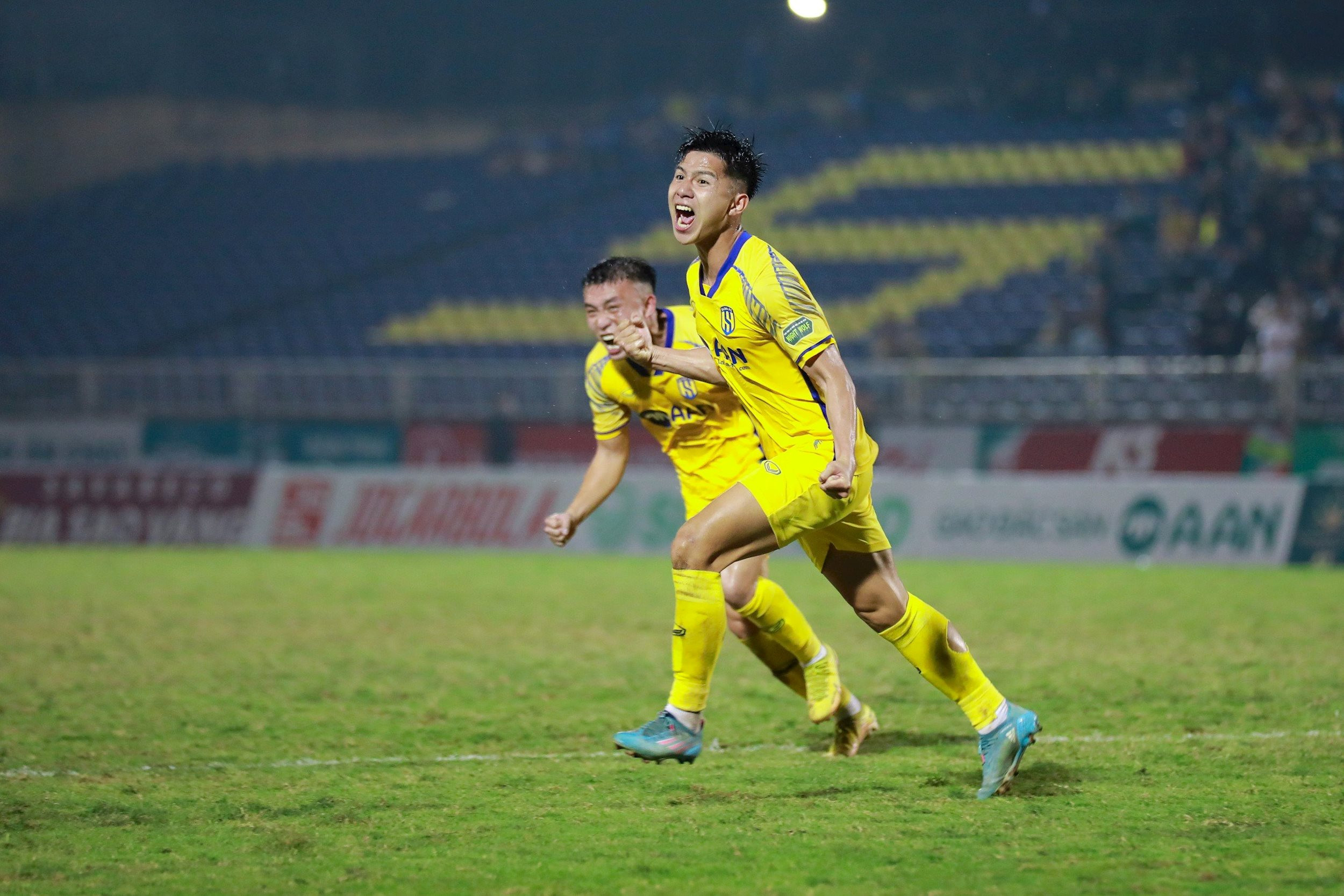 Ảnh 2: Phan Bá Quyền đánh đầu ghi bàn vào lưới Quy Nhơn Bình Định cũng là bàn thắng đầu tiên của anh tại sân chơi V.League. Ảnh: Chung Lê