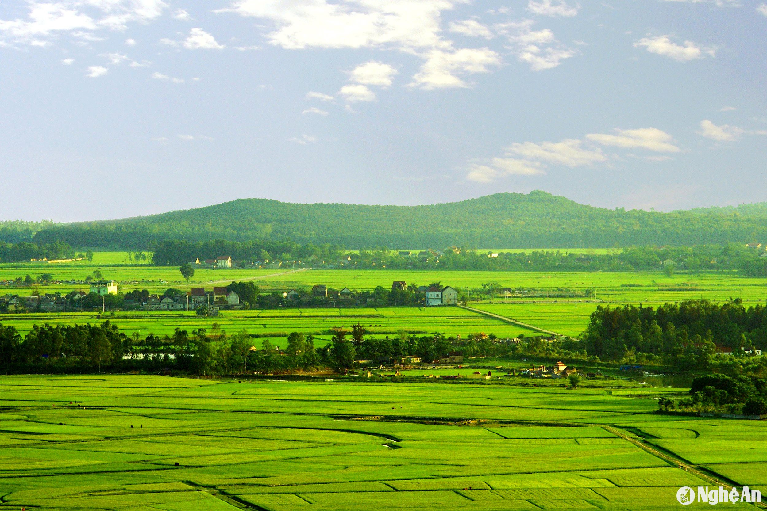 Núi Chung - quần thể di tích thắng cảnh nổi tiếng của Nam Đàn, cách di tích Hoàng Trù và di tích Làng Sen tầm 1 km. Ảnh: Phan Quý