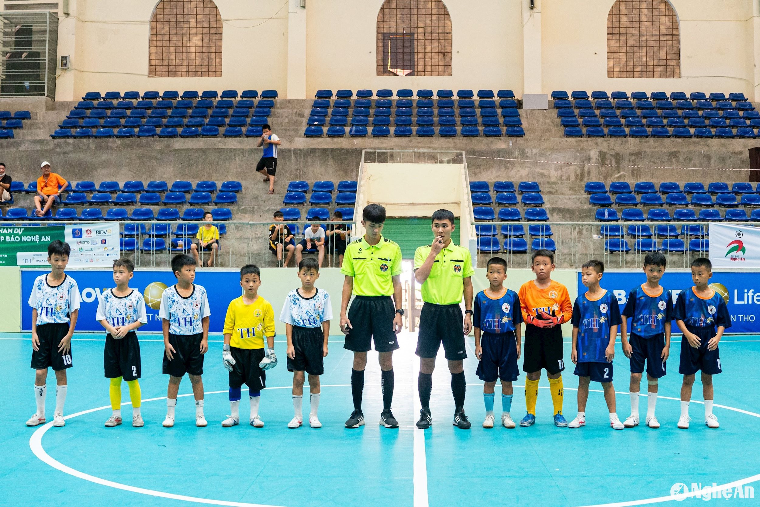 Đội hình ra sân của Nhi đồng Đô Lương (áo xanh) và Nhi đồng Diễn Châu (trắng). Ảnh: Nguyễn Đạo
