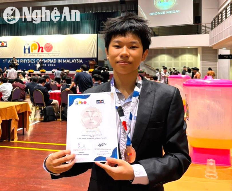 Học sinh Nguyễn Thế Quân giành huy chương Đồng Kỳ thi Olympic Vật lý Châu Á năm 2024. Ảnh: NVCC