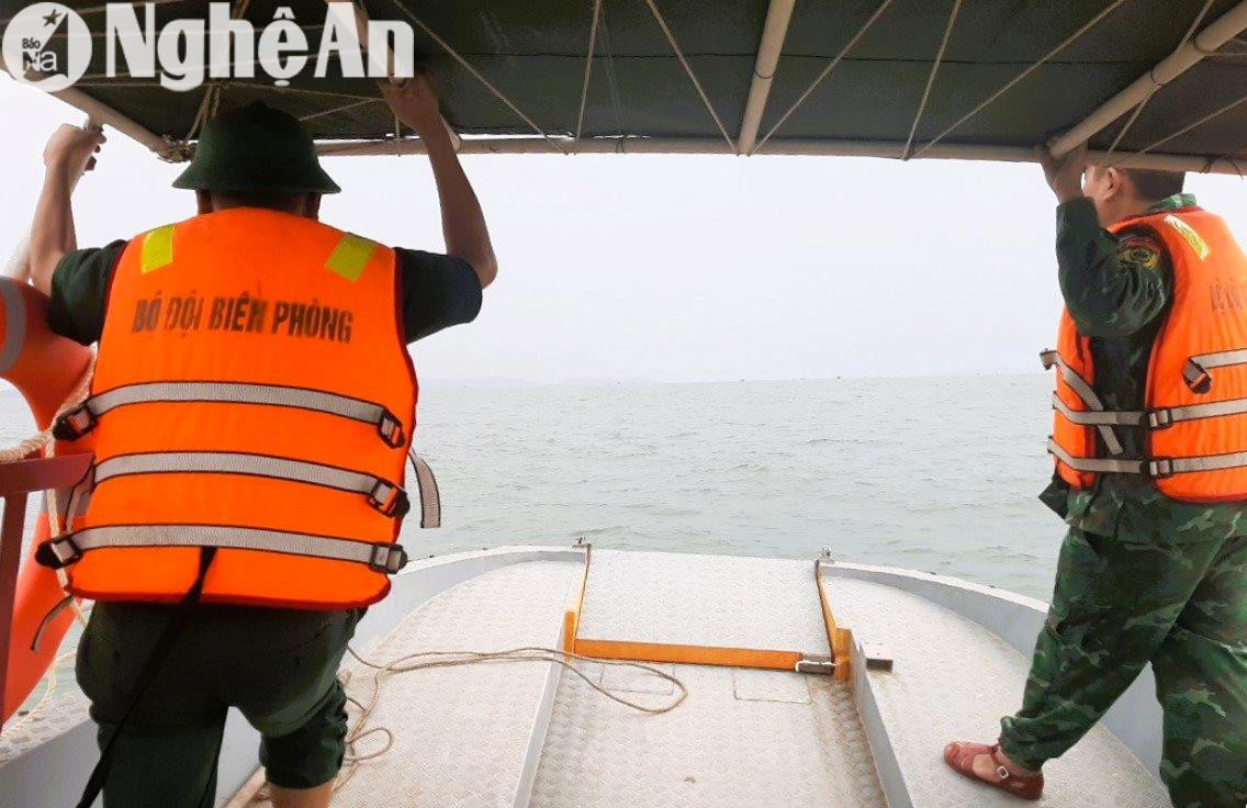 BĐBP Nghệ An huy động nhân lực, phương tiện tham gia tìm kiếm ngư dân mất tích trên biển. Ảnh: Lê Thạch