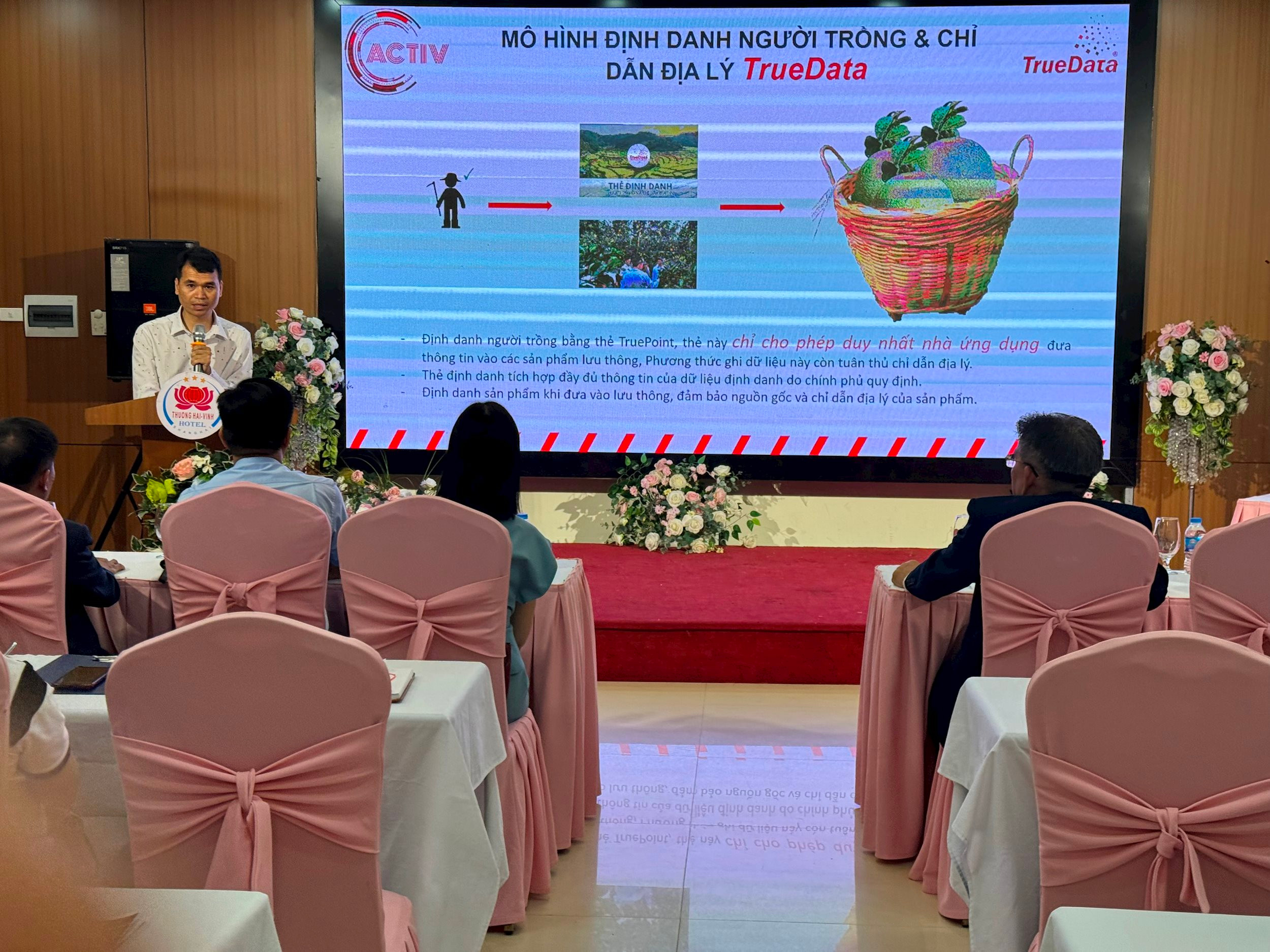 Ts Trần Mạnh Tuyên hướng dẫn các DN và HTX thực hiện xây dựng hồ sơ truy xuất nguồn gốc. Ảnh Nguyễn Hải