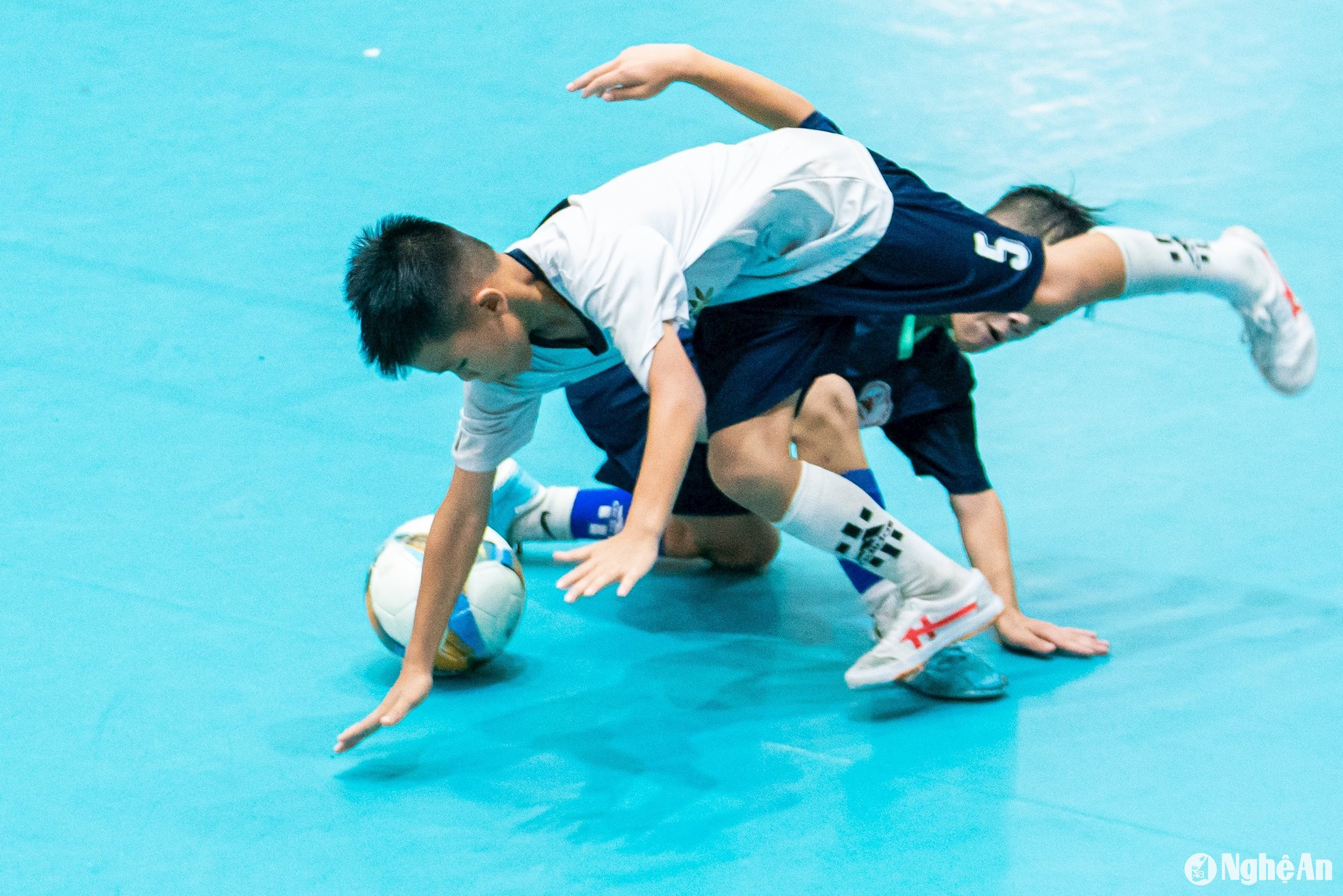 Một pha tranh chấp bóng giữa cầu thủ 2 đội. Ảnh: Nguyễn Đạo