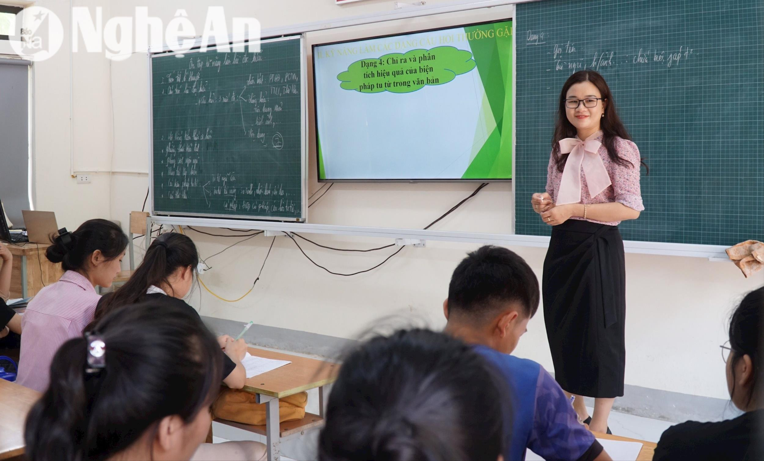 Giáo viên Trường THPT Nguyễn Xuân Ôn hướng dẫn học sinh Trường THPT Mường Quạ ôn thi. Ảnh: Mỹ Hà