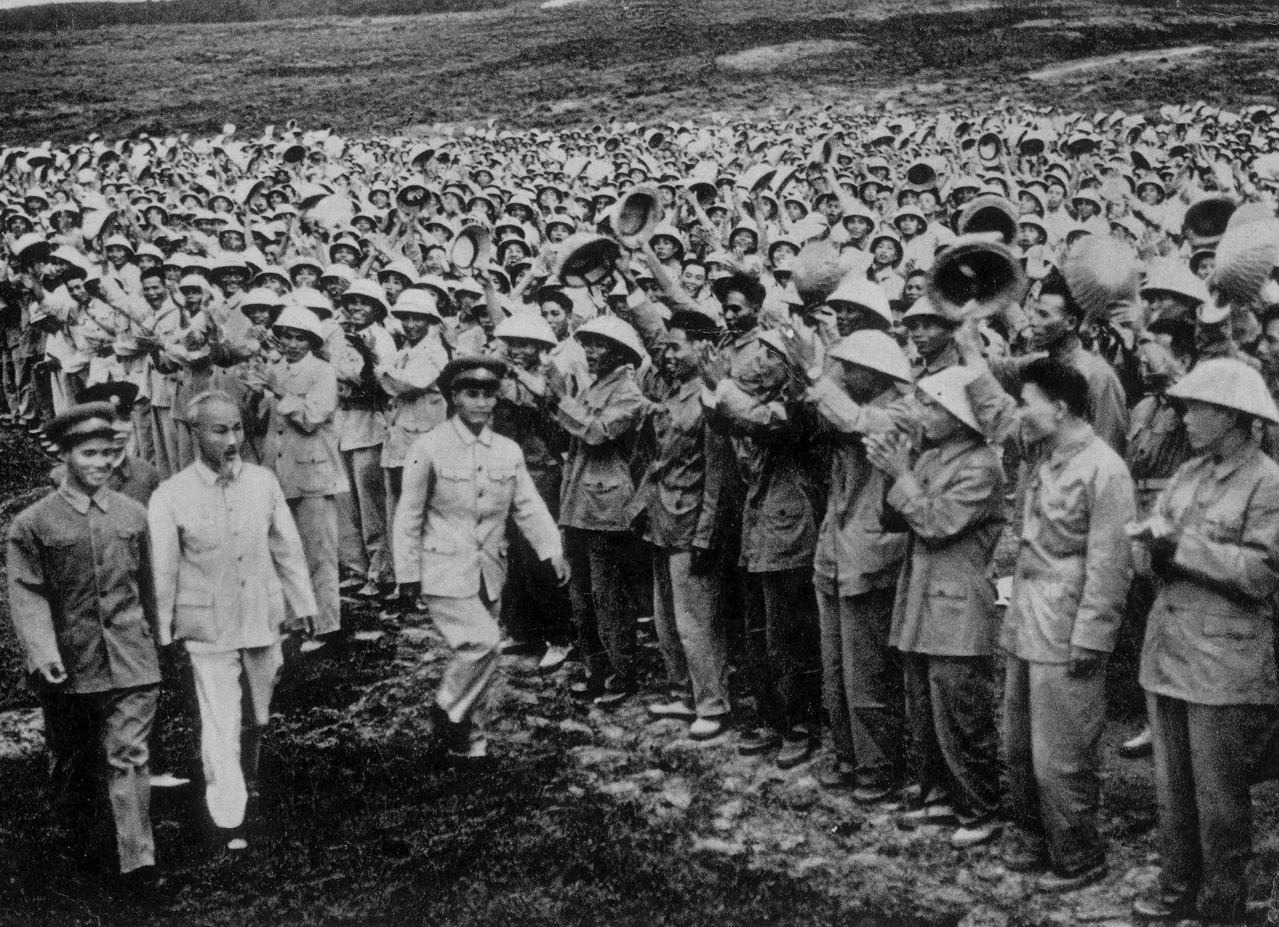 Chủ tịch Hồ Chí Minh thăm bộ đội Quân khu 4, năm 1957.