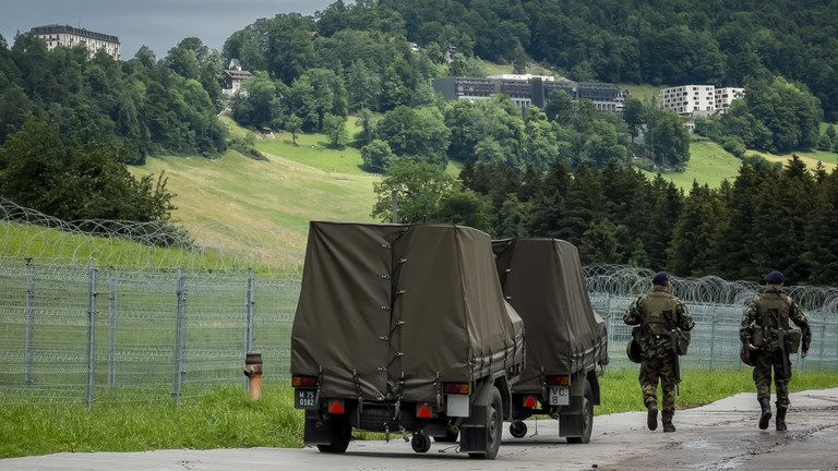 Binh sĩ Thụy Sĩ đi bộ bên ngoài khu nghỉ dưỡng Burgenstock sang trọng ở miền trung Thụy Sĩ. Ảnh: AFP 