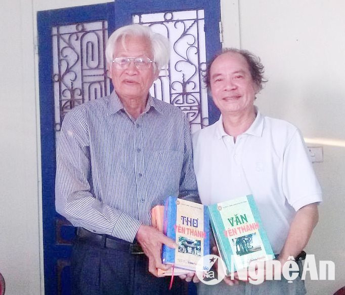 Tác giả Ngô Đức Tiến tặng sách nhạc sỹ Nguyễn Trọng Tạo ảnh Lăng Hồng Quang