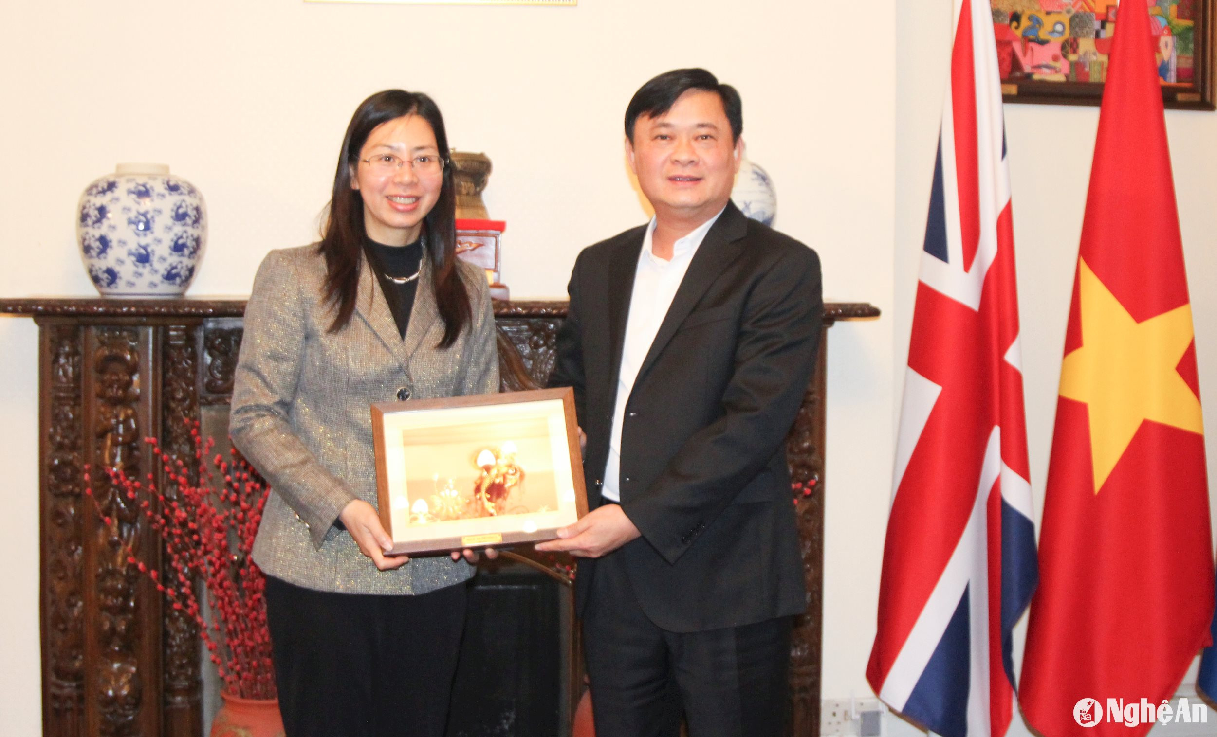 Bí thư Tỉnh ủy Nghệ An Thái Thanh Quý tặng quà lưu niệm đến Đại sứ quán Việt Nam ở Vương quốc Anh. Ảnh: Quang Đặng
