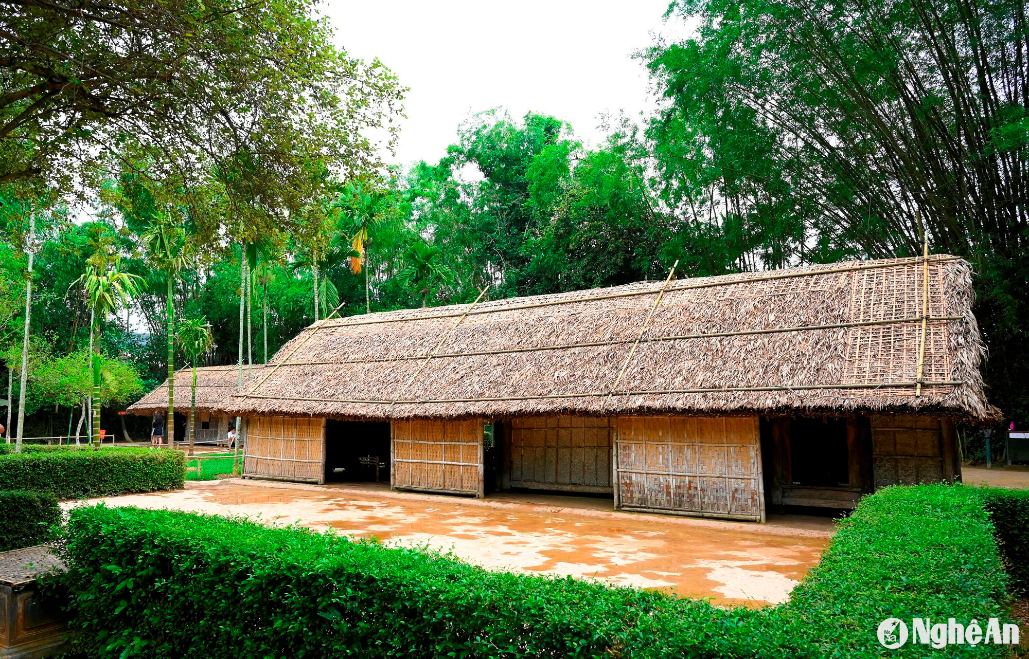 Ngôi nhà ông Hoàng Xuân Đường và bà Nguyễn Thị Kép gồm có năm gian. Ba gian ngoài dùng làm nơi dạy học và nghỉ ngơi của ông Hoàng Xuân Đường. Hai gian trong là nơi sinh hoạt của gia đình. Ảnh: Thành Cường