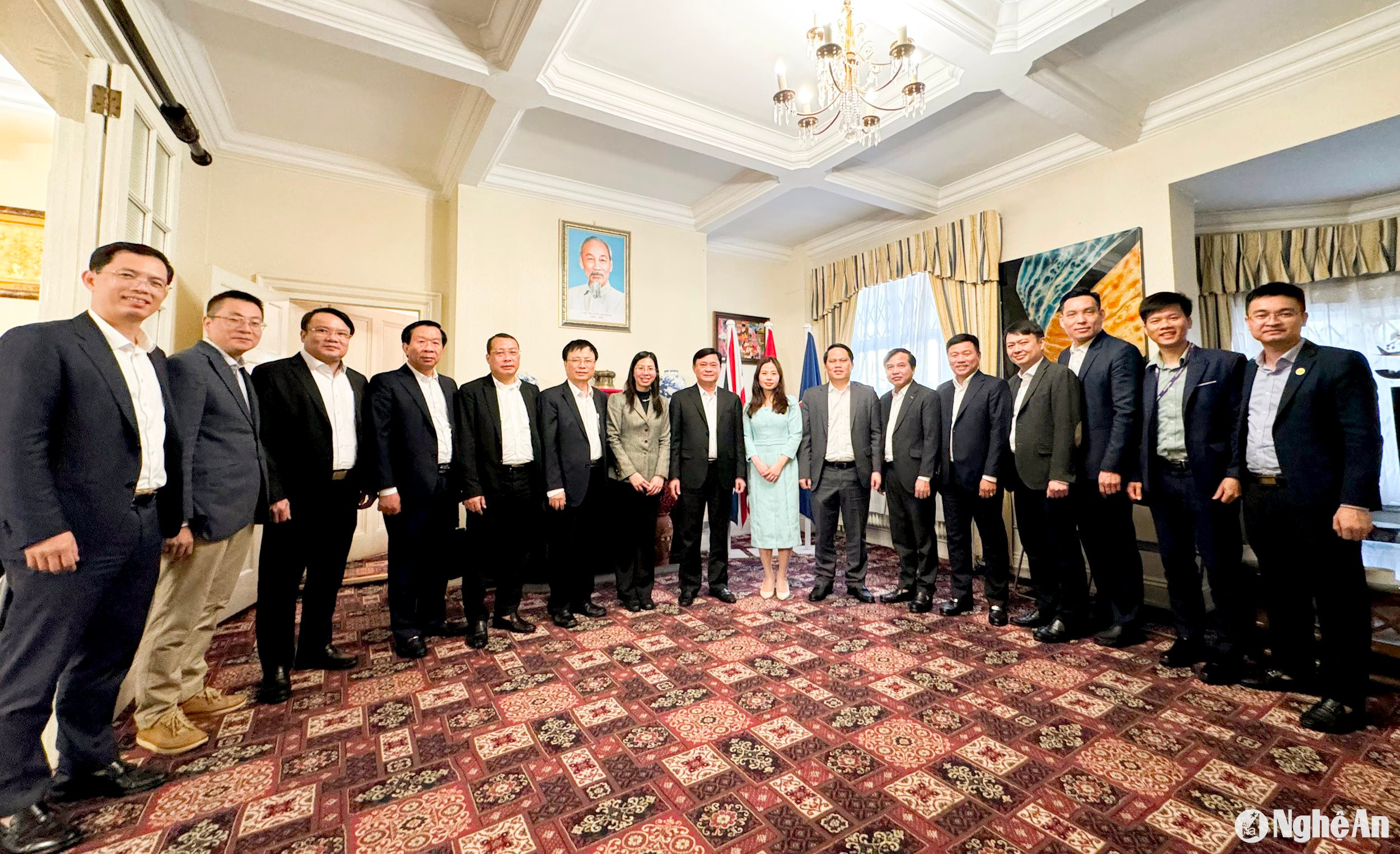 Đoàn công tác tỉnh Nghệ An và lãnh đạo, cán bộ Đại sứ quán chụp ảnh lưu niệm. Ảnh: Quang Đặng