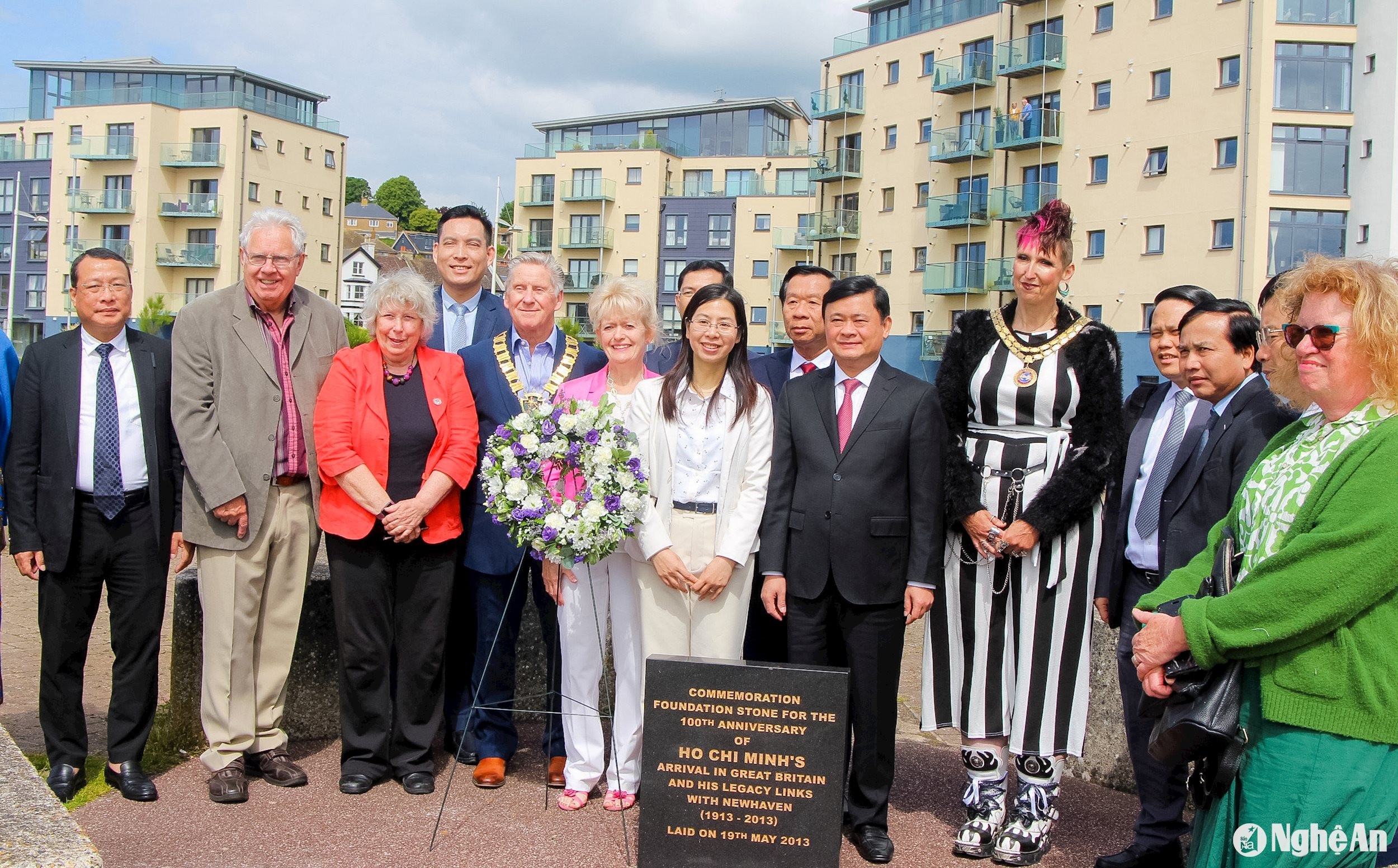 Bí thư Tỉnh ủy Thái Thanh Quý và đoàn đại biểu chụp ảnh lưu niệm tại Bia tưởng niệm Chủ tịch Hồ Chí Minh trên bến cảng thị trấn Newhaven. Ảnh: Quang Đặng