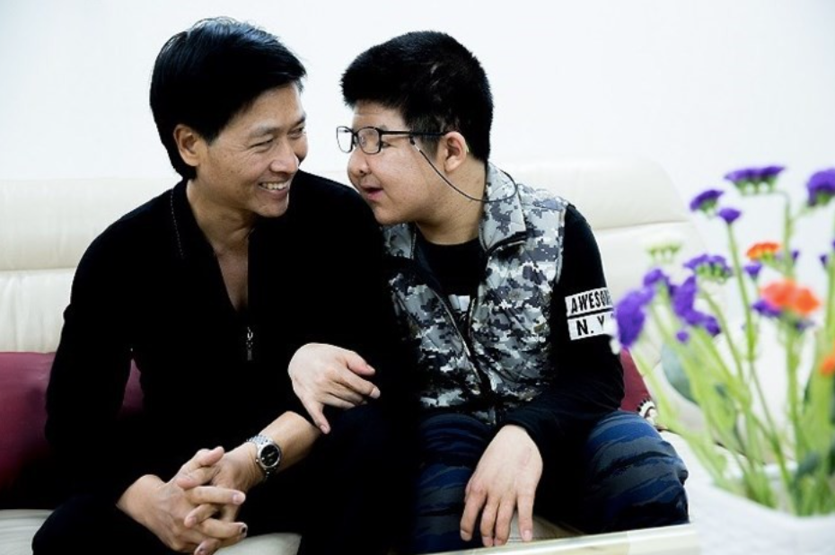 Hành trình hơn 20 năm đồng hành cùng con trai của diễn viên Quốc Tuấn đã truyền cảm hứng cho hàng triệu người.