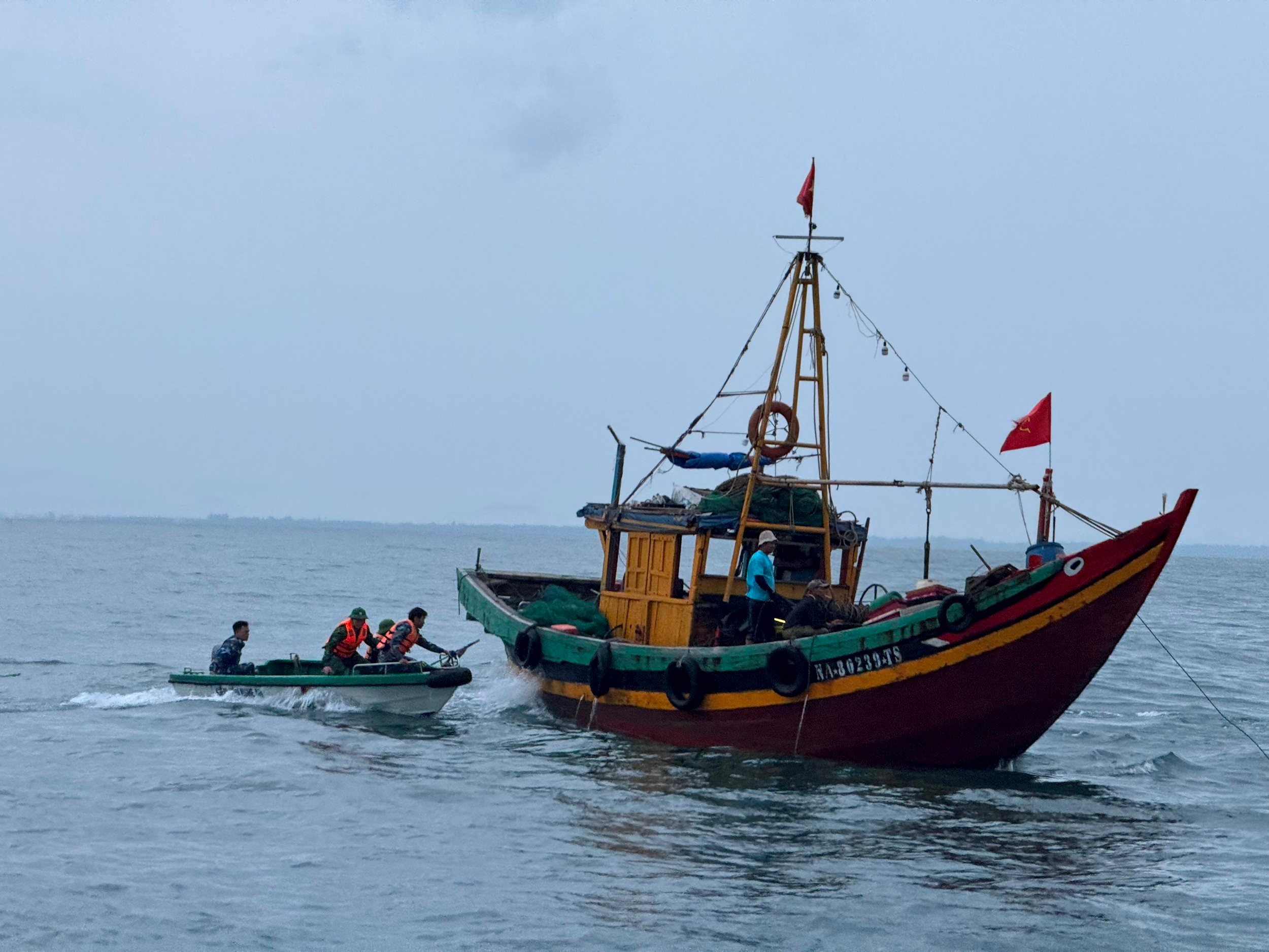 Tiếp cận tàu cá đang đánh giã cào để kiểm tra hành chính. Ảnh Nguyễn Hải