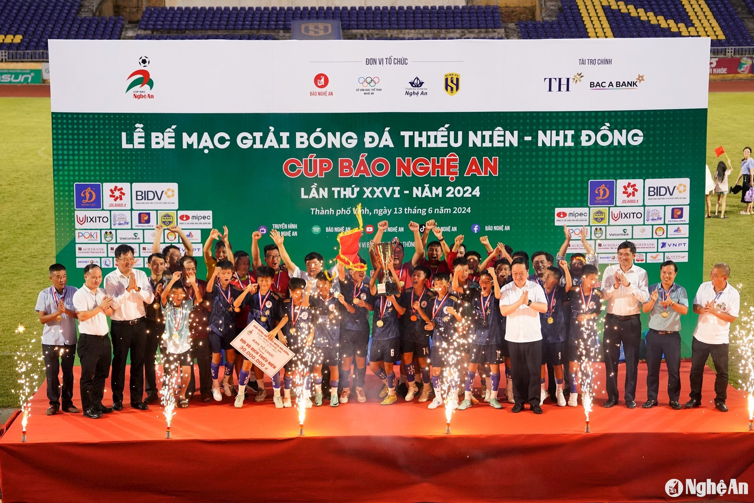 Màn pháo hoa mừng chiến thắng của đội Thiếu niên Quỳnh Lưu lần thứ 2 liên tiếp vô địch Cúp Báo Nghệ An lần thứ 26. Ảnh: Nguyễn Đạo