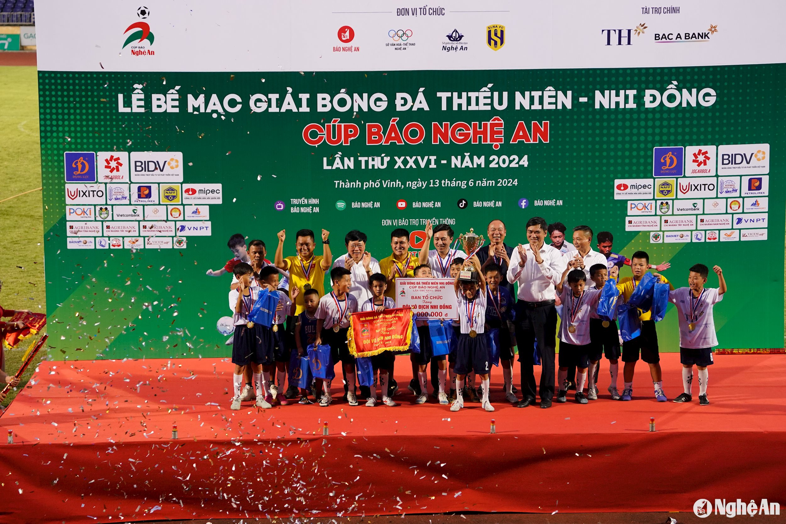 Nhi đồng Hoàng Mai và chiếc cúp vô địch giải TN-NĐ Cúp Báo Nghệ An năm 2024. Ảnh: Nguyễn Đạo