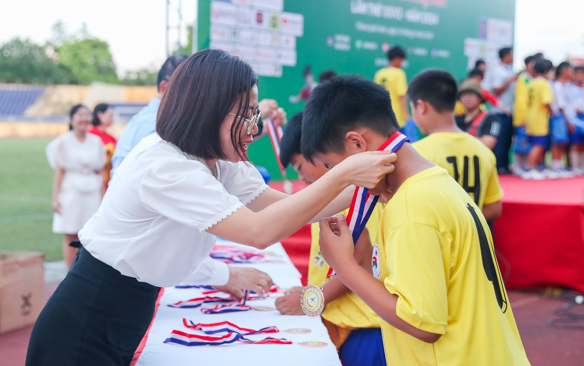 Trao Huy chương Đồng cho đội Thiếu niên Thanh Chương. Ảnh: Đức Anh