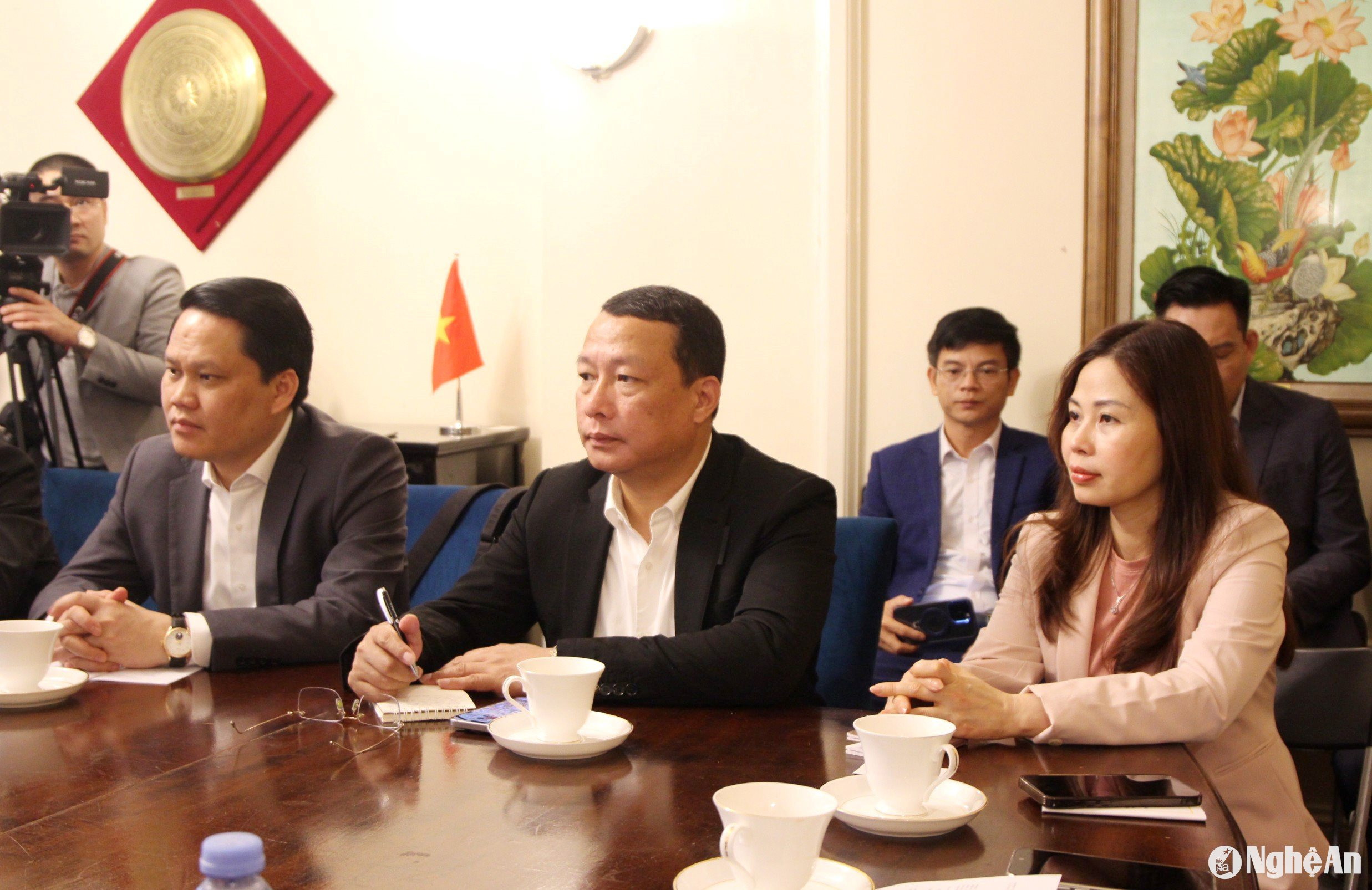 Giám đốc Sở Kế hoạch và Đầu tư Phạm Hồng Quang trao đổi các chính sách ưu đãi đầu tư của Nghệ An. Ảnh: Quang Đặng