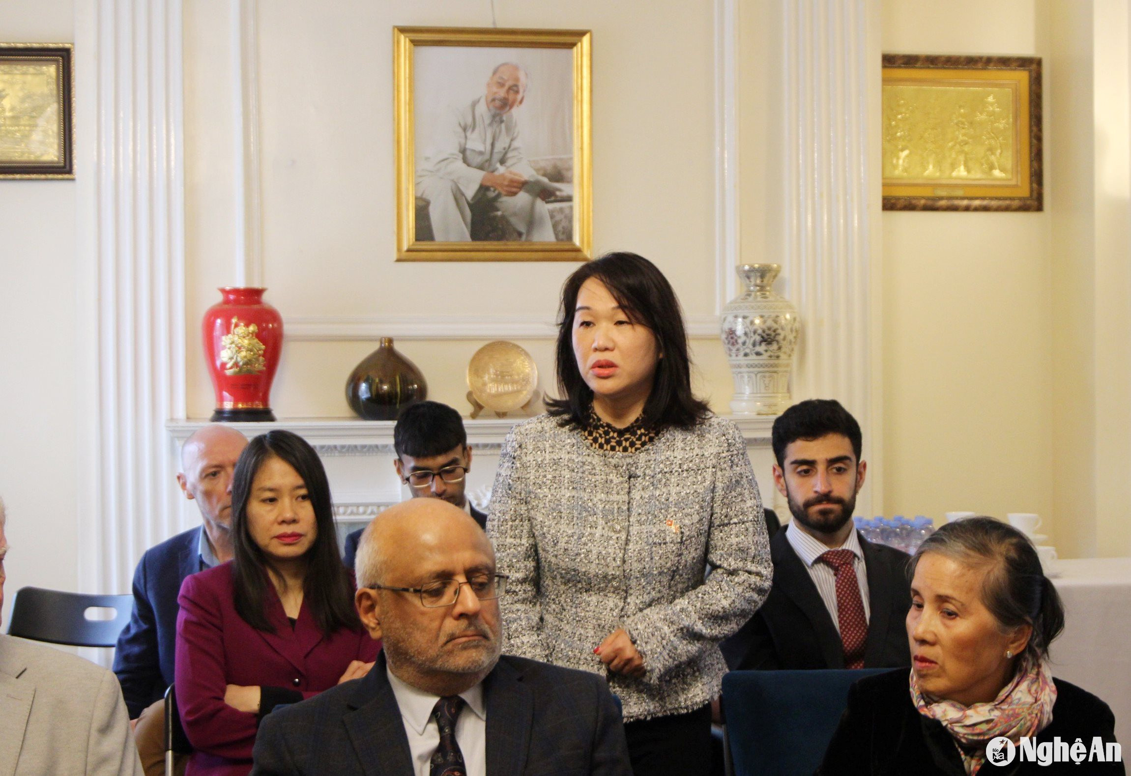 Bà Li Le - đại diện Hội Doanh nghiệp Việt Nam tại Anh phát biểu tại cuộc làm việc. Ảnh: Quang Đặng