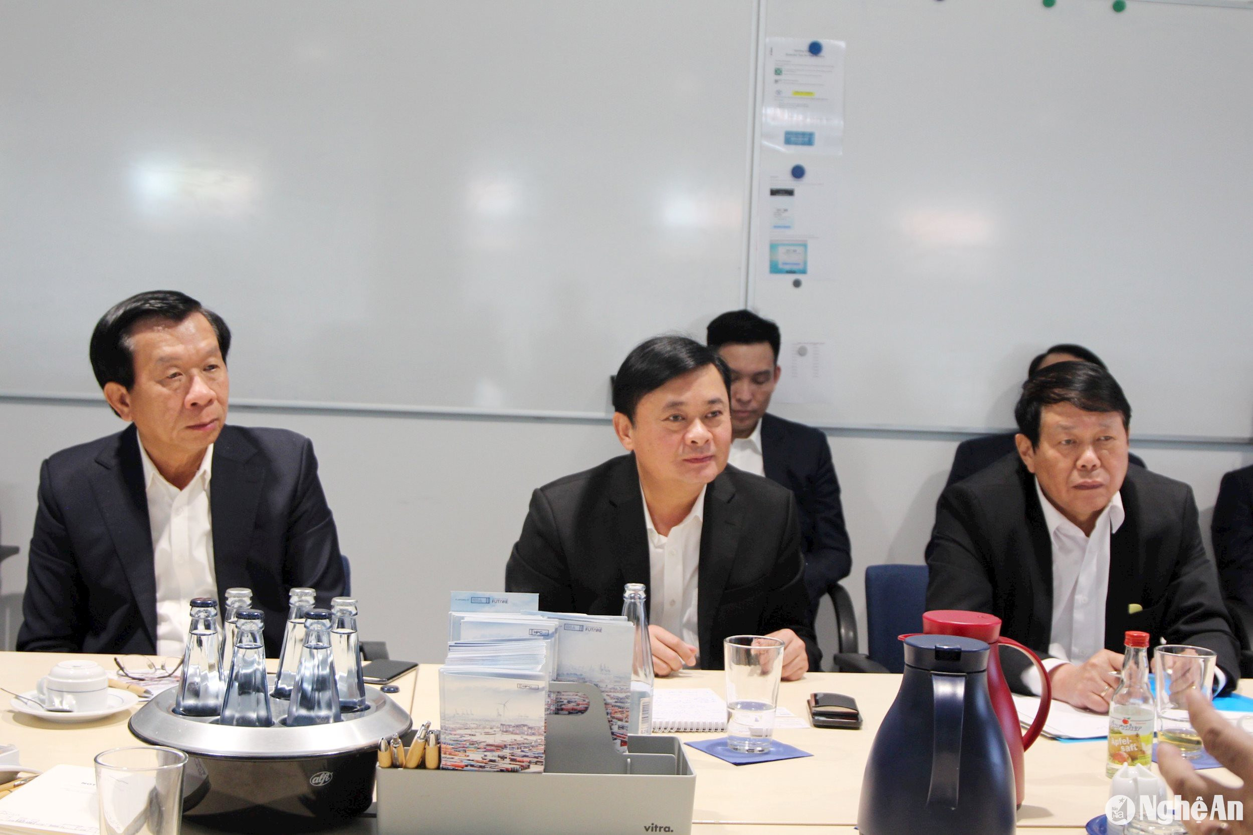 Bí thư Tỉnh ủy Thái Thanh Quý và các đại biểu tại cuộc làm việc. Ảnh: Quang Đặng