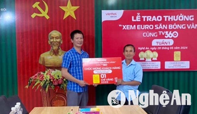 Đại diện Viettel Nghệ An trao thưởng giải nhất tuần 1 cho bà Trương Ngọc Hòa, trú tại xã Hội Sơn, huyện Anh Sơn. Ảnh: PV