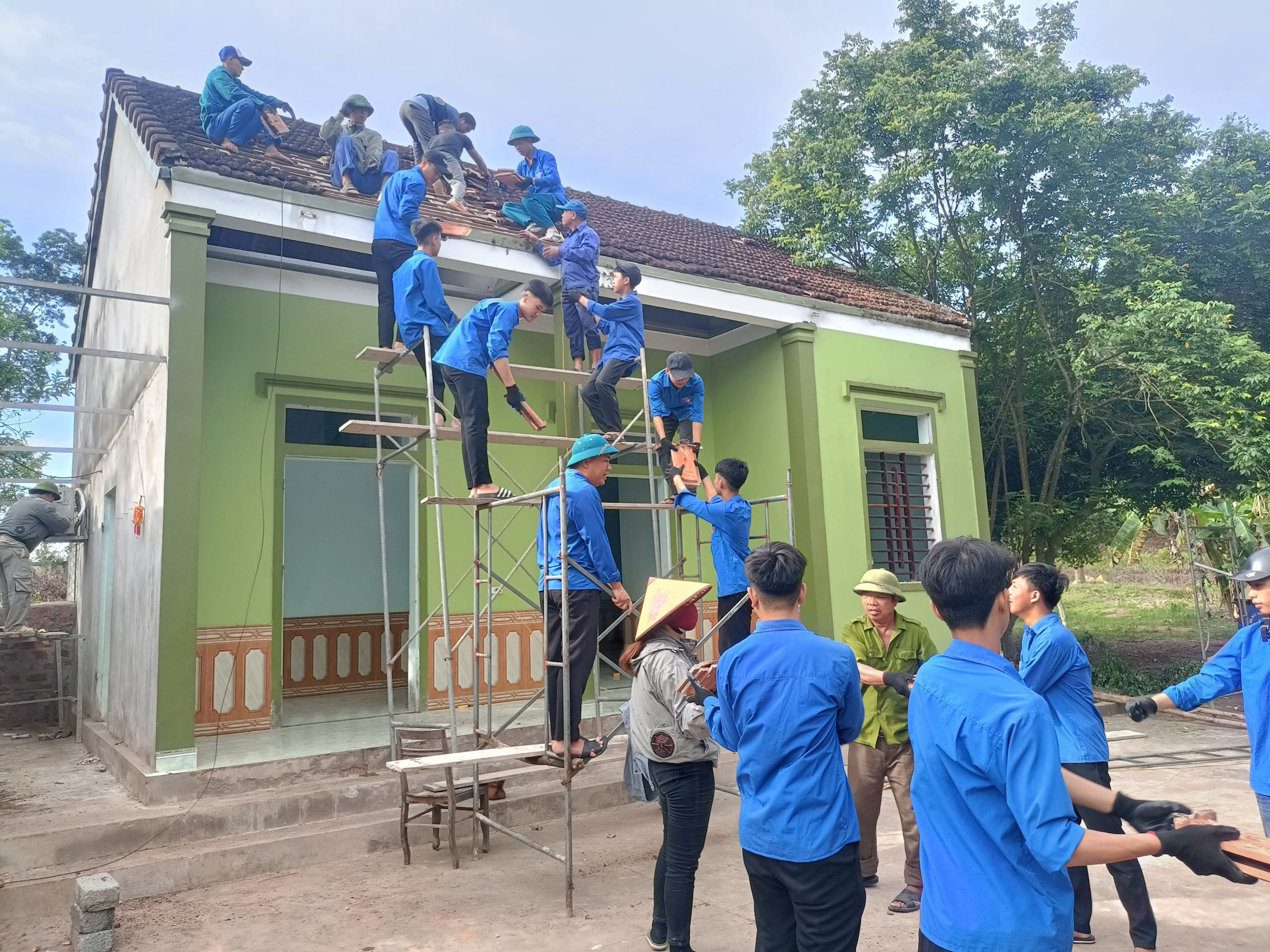 74 đội hình thanh niên tình nguyện với 1.100 đoàn viên, thanh niên Nghệ An đã dốc sức hỗ trợ việc thi công Dự án đường dây 500kV mạch 3 đoạn qua tỉnh Nghệ An. Ảnh: Thanh Quỳnh