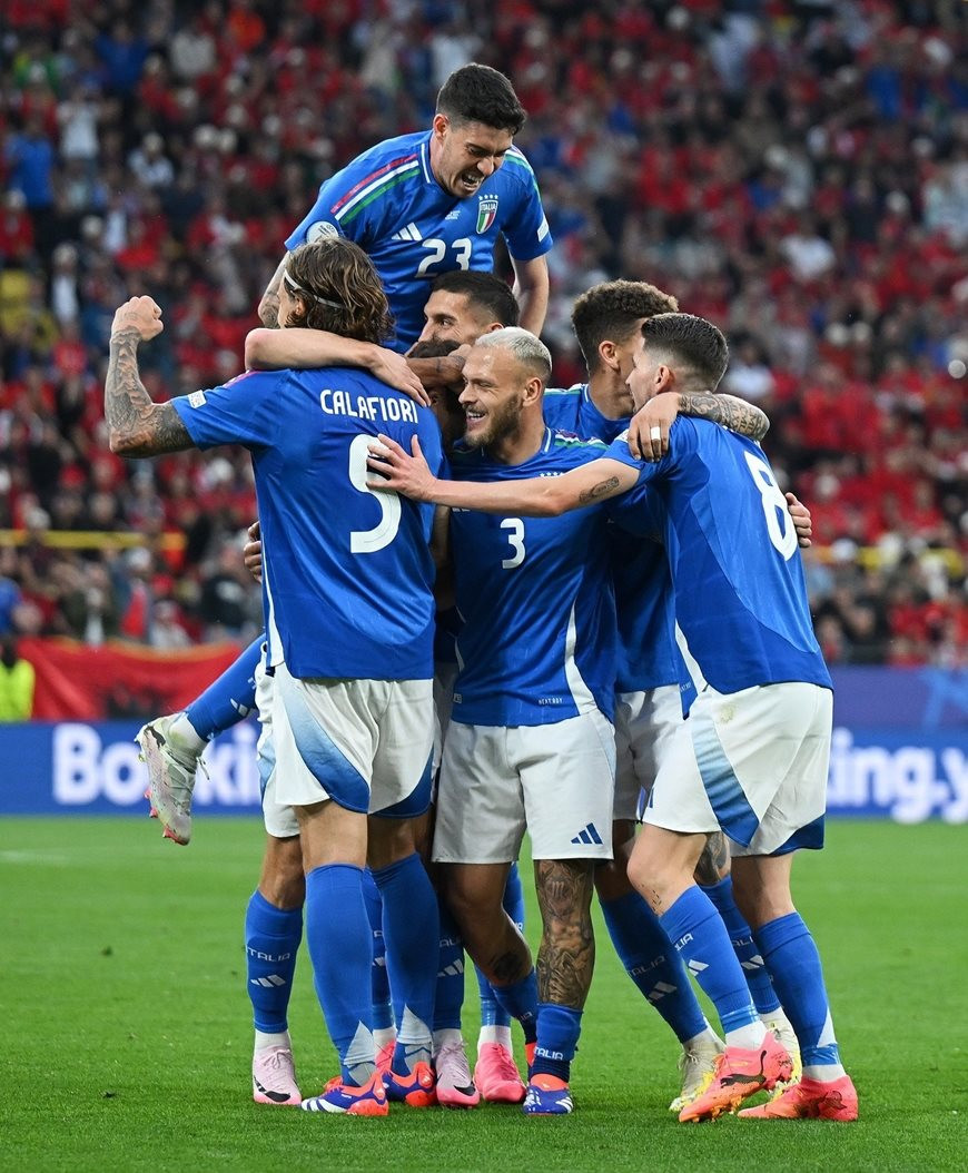 Italy ngược dòng đánh bại Albania.