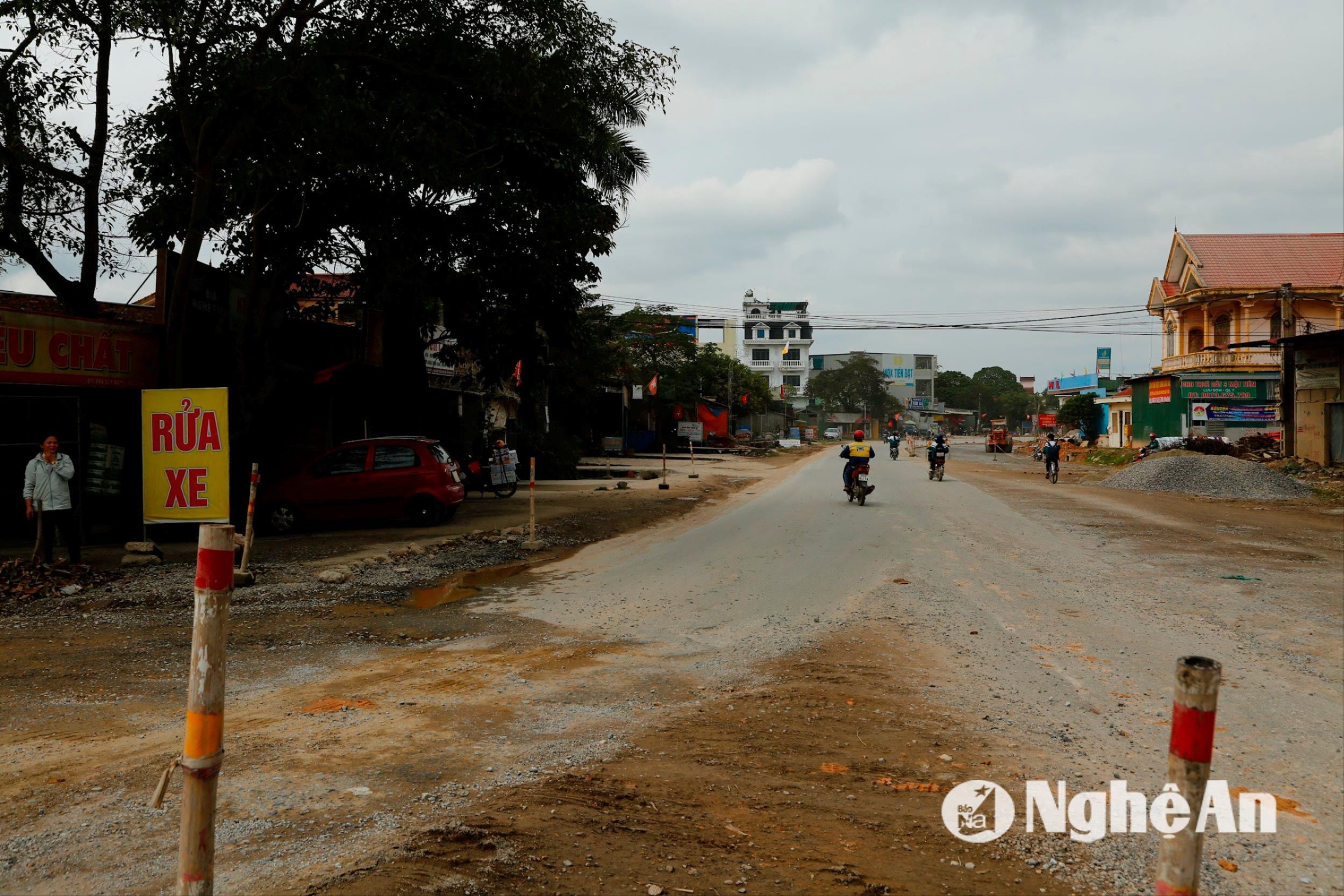 bna-phia-ben-phai-huong-tu-thi-tran-do-luong-di-huyen-anh-son-la-khu-vuc-cac-ho-dan-khong-ban-giao-mat-bang(1).jpg