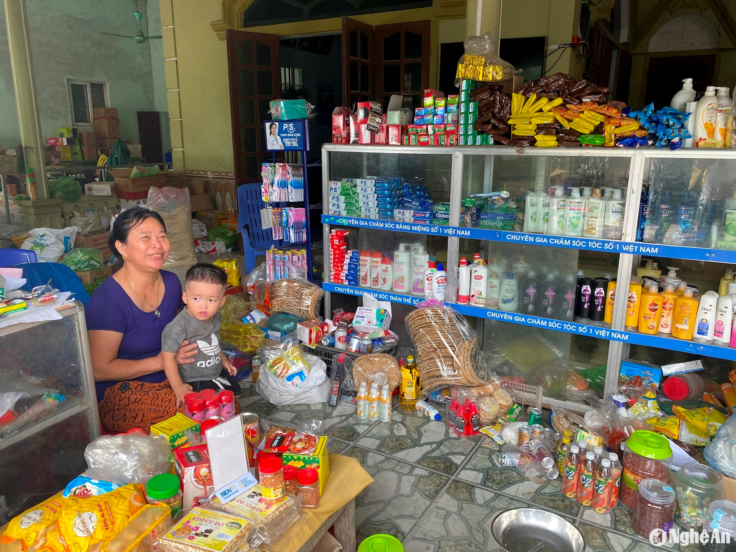 gia đình anh Trần Đình Quyến ở xóm Đồng Hà, xã Diễn Vạn vay vốn ngân hàng đầu tư cửa hàng tạp hóa ảnh thu huyền