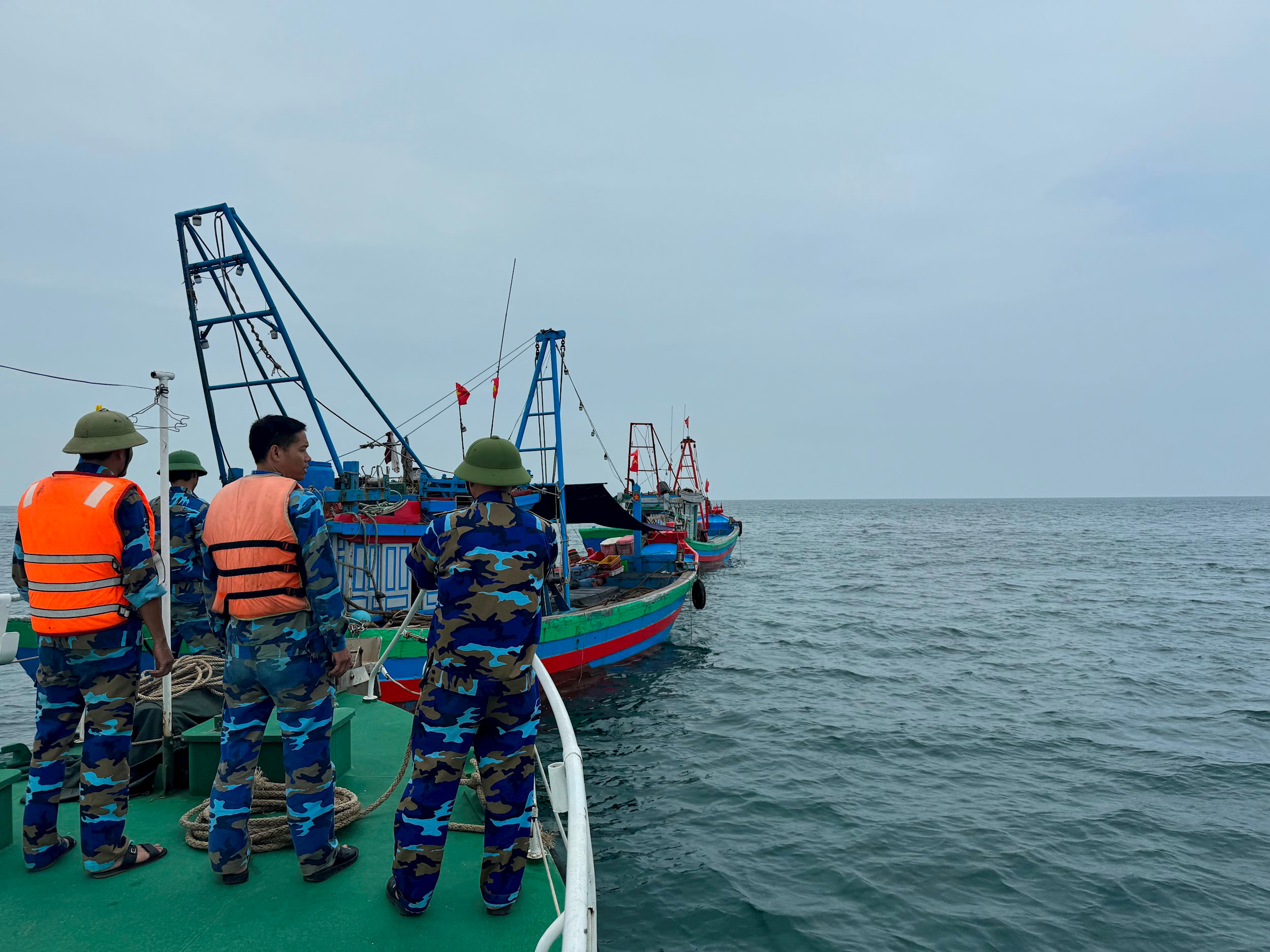 Ban chỉ đạo Quốc gia về chống khai thác thuỷ sản trái phép IUU yêu cầu tăng cường sự hiện diện, kiểm soát của lực lượng chức năng trên biển để kiểm tra, xử lý vi phạm. Ảnh Nguyễn Hải