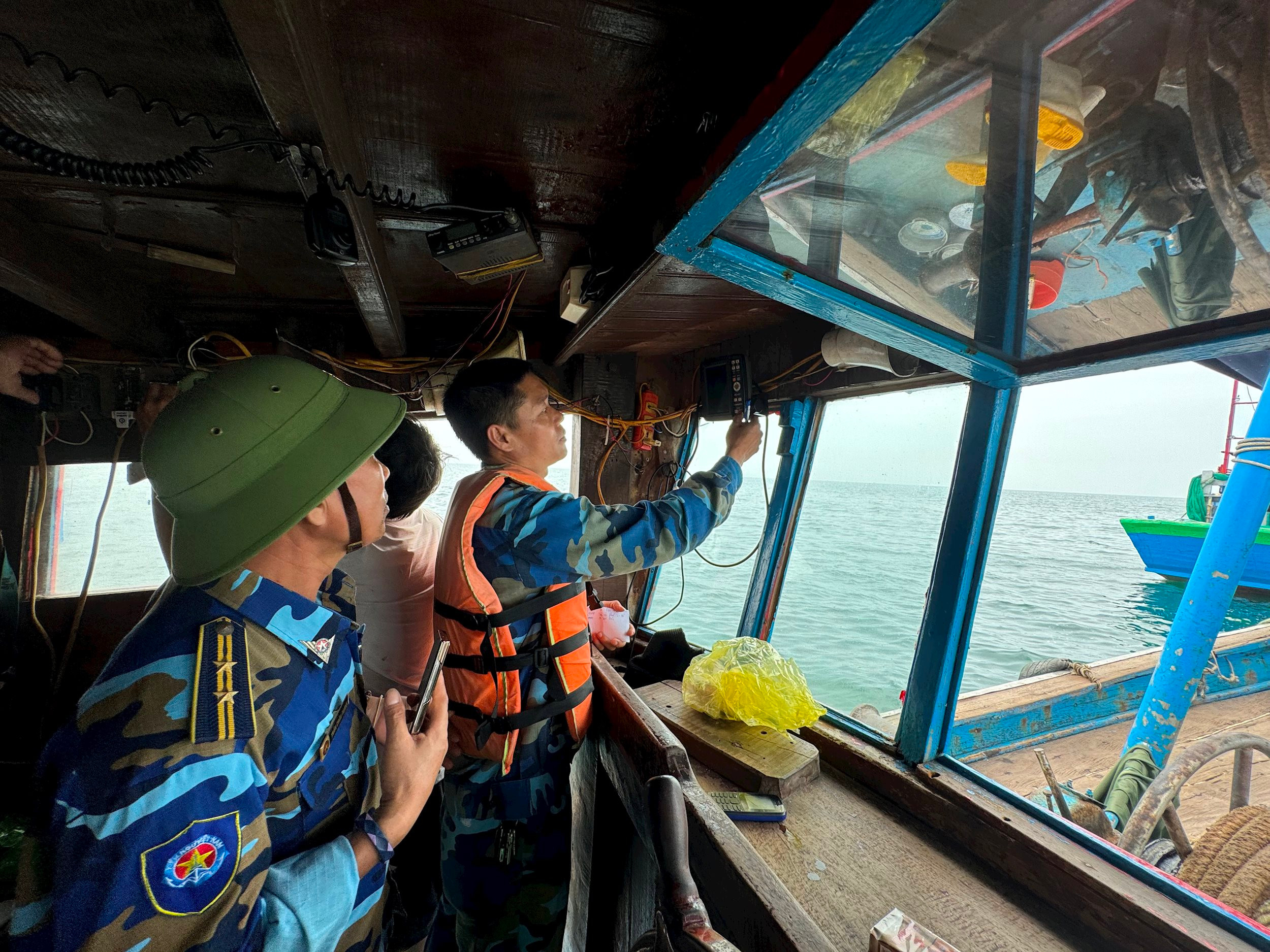 Kiểm tra thiết bị VMS trên 1 tàu cá Quỳnh Lưu đánh xa bờ đi ngang trên vùng biển ven bờ
