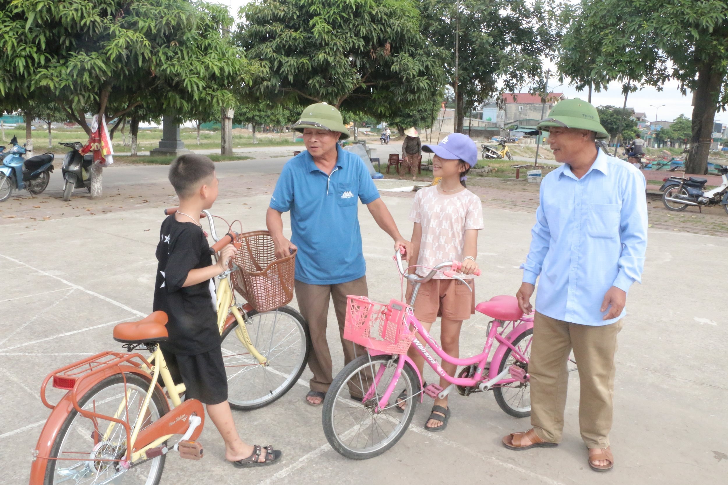 ong-phung-ba-huynh-ao-phong-coc-tay-tro-chuyen-voi-cac-chau-thieu-nhi-tai-khu-vuc-da-duoc-cai-tao-thanh-san-choi-bai-tap-cua-khoi-yen-dinh.jpg