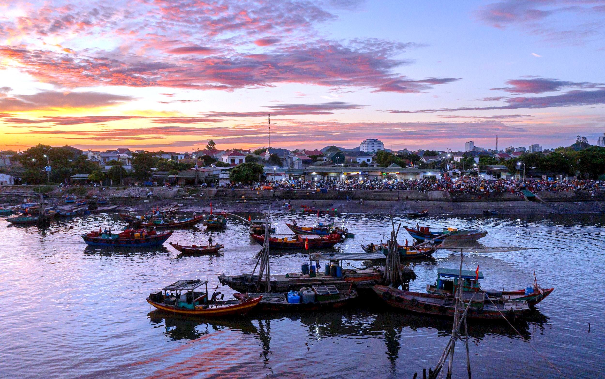 rang-dong-tren-ben-ca-nghi-thuy.-anh-quoc-dan.jpg