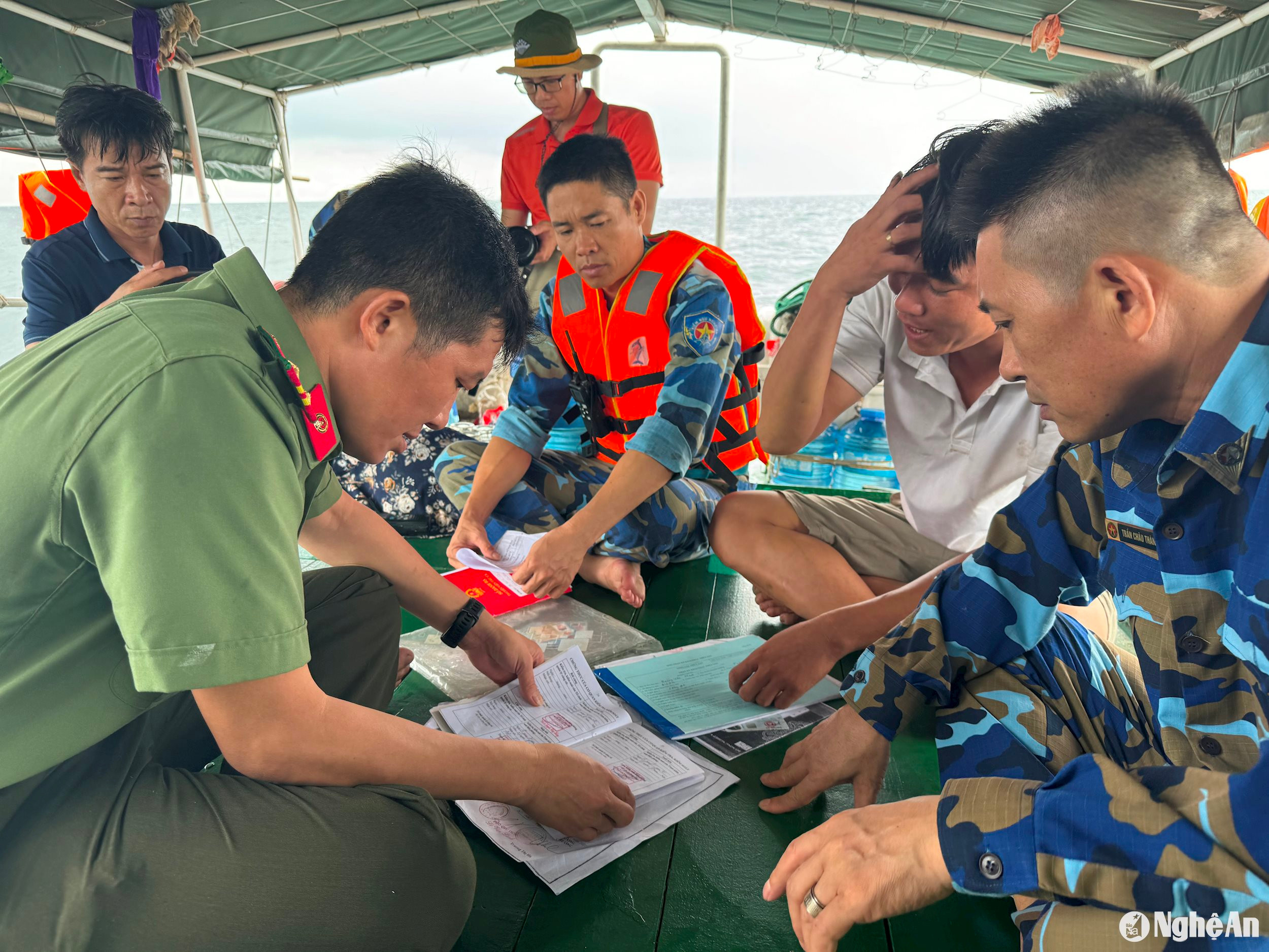  Đoàn liên ngành kiểm tra ven biển tuyên truyền 1 chủ tàu cá vi phạm khi đánh bắt 