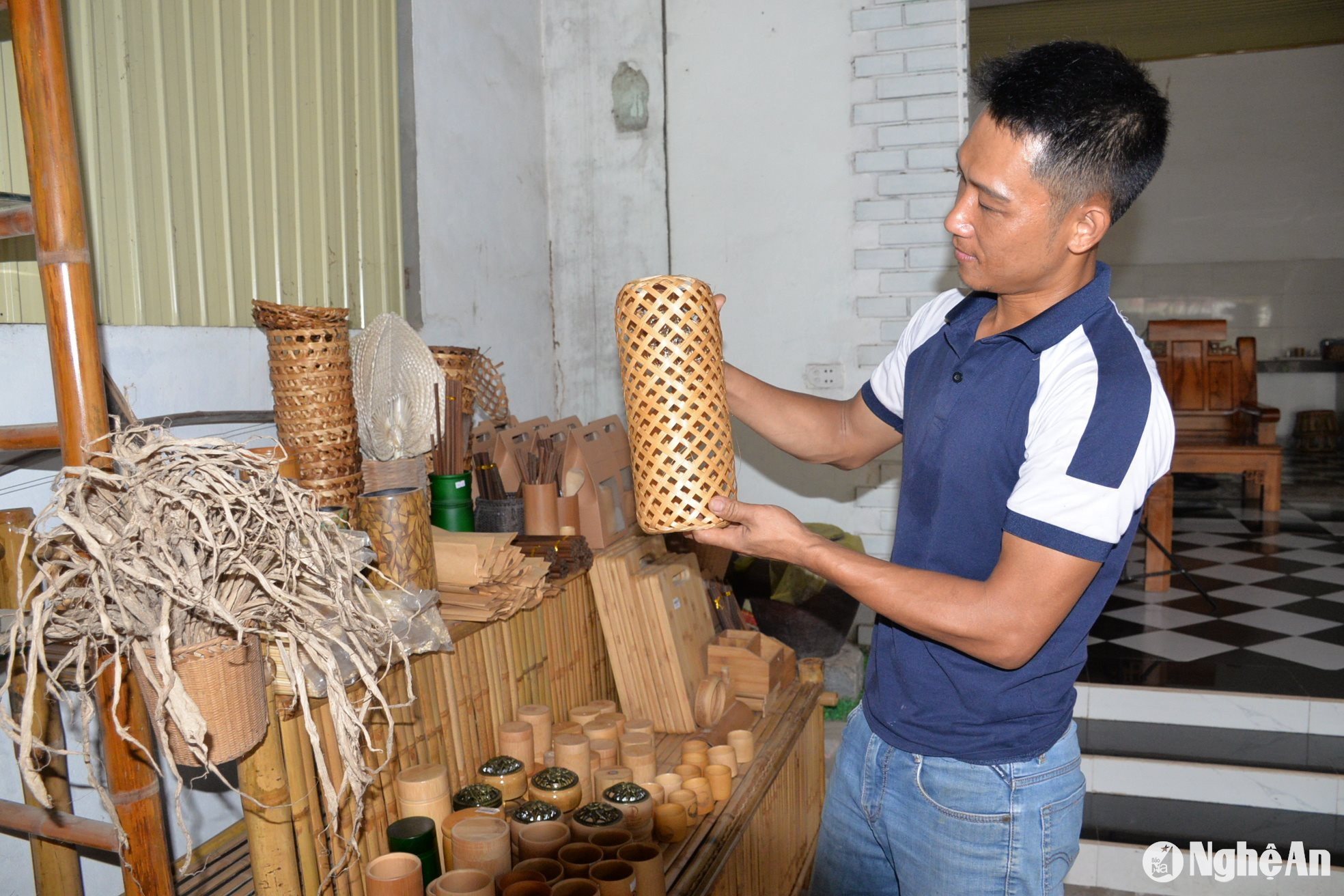 Anh Thái Đăng Tiến - Giám đốc HTX Trà Lân Con Cuông cho biết, từ thân tre mộc mạc, các tay nghề của công nhân của HTX đã làm ra sản phẩm đẹp, đáp ứng thị trường. Ảnh Xuân Hoàng