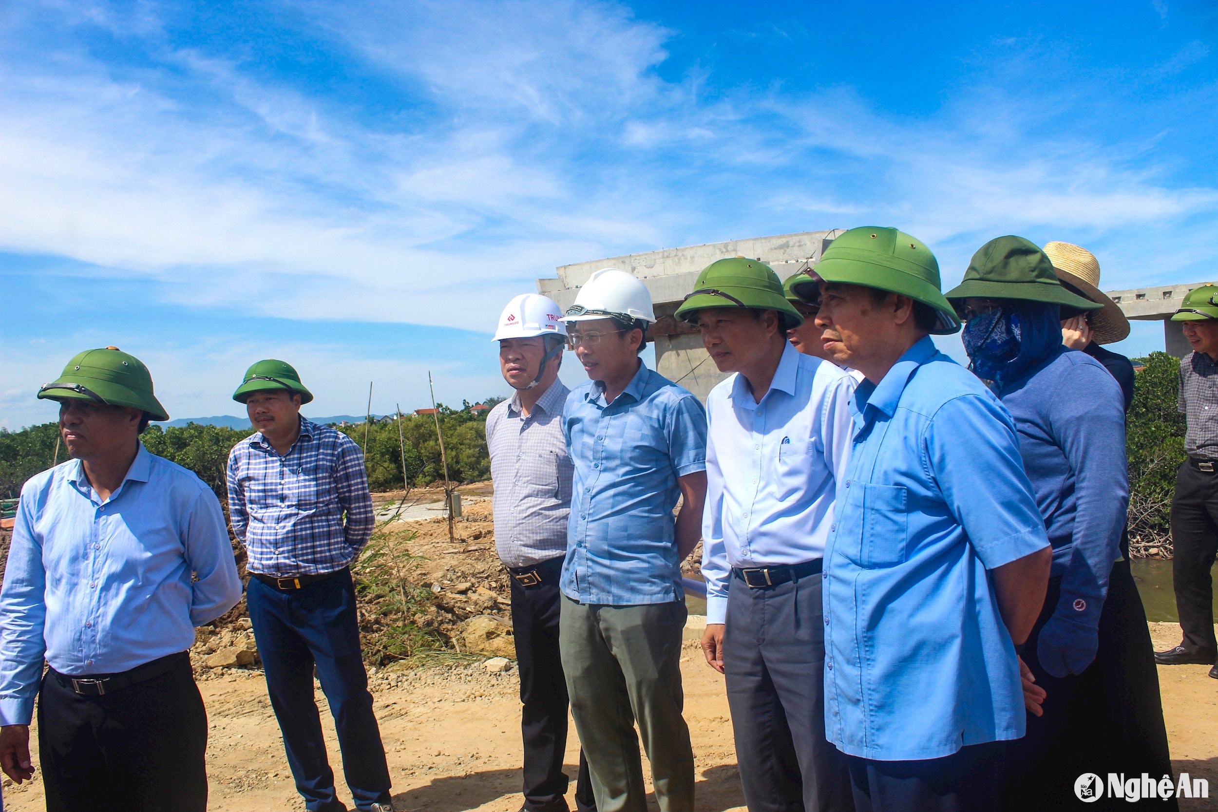 Phó Chủ tịch Thường trực UBND tỉnh Lê Hồng Vinh kiểm tra tiến độ thi công dự án cầu Quỳnh Nghĩa tại Km6+00 trên tuyến đường tỉnh 537B