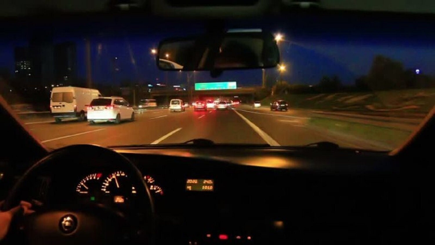 Tắt màn hình và tập trung khi lái xe trên cao tốc vào ban đêm. (Ảnh minh họa).