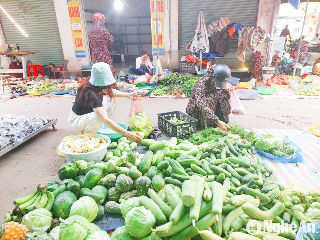 Rau xanh tại các chợ dân sinh khan hàng và giá tăng cao. Ảnh: Thanh Phúc