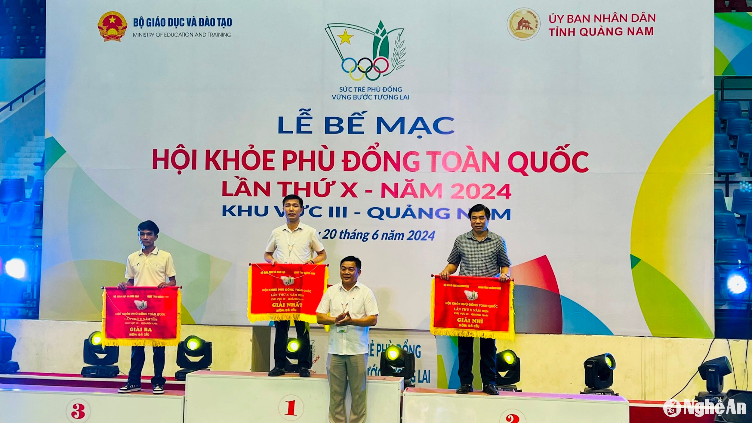 Đoàn vận động viên Nghệ An được trao giải Nhất toàn đoàn. Ảnh: Sở Giáo dục và Đào tạo